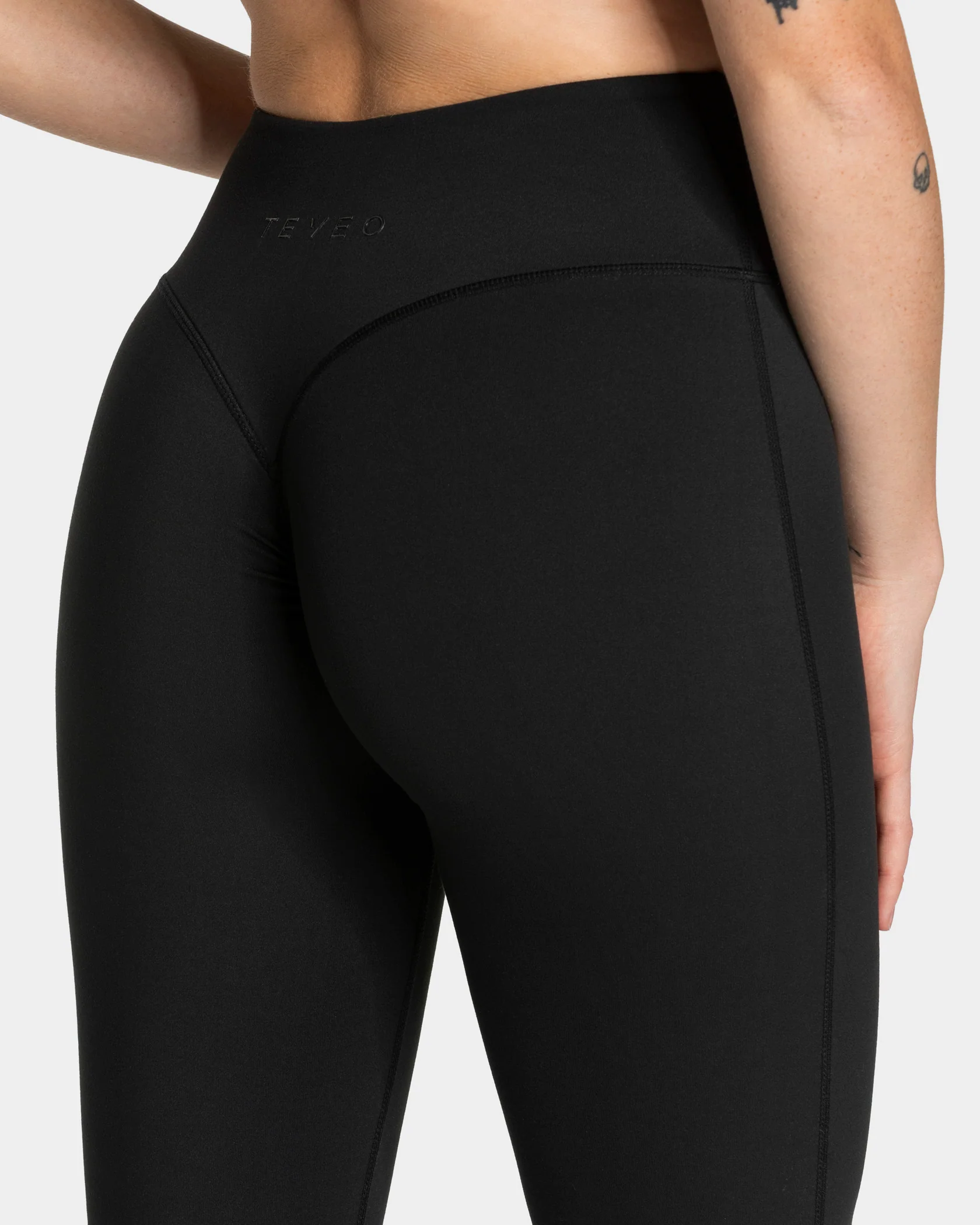 Allrounder Sculpt Scrunch Flared Leggings Regular "Schwarz" - Image 4