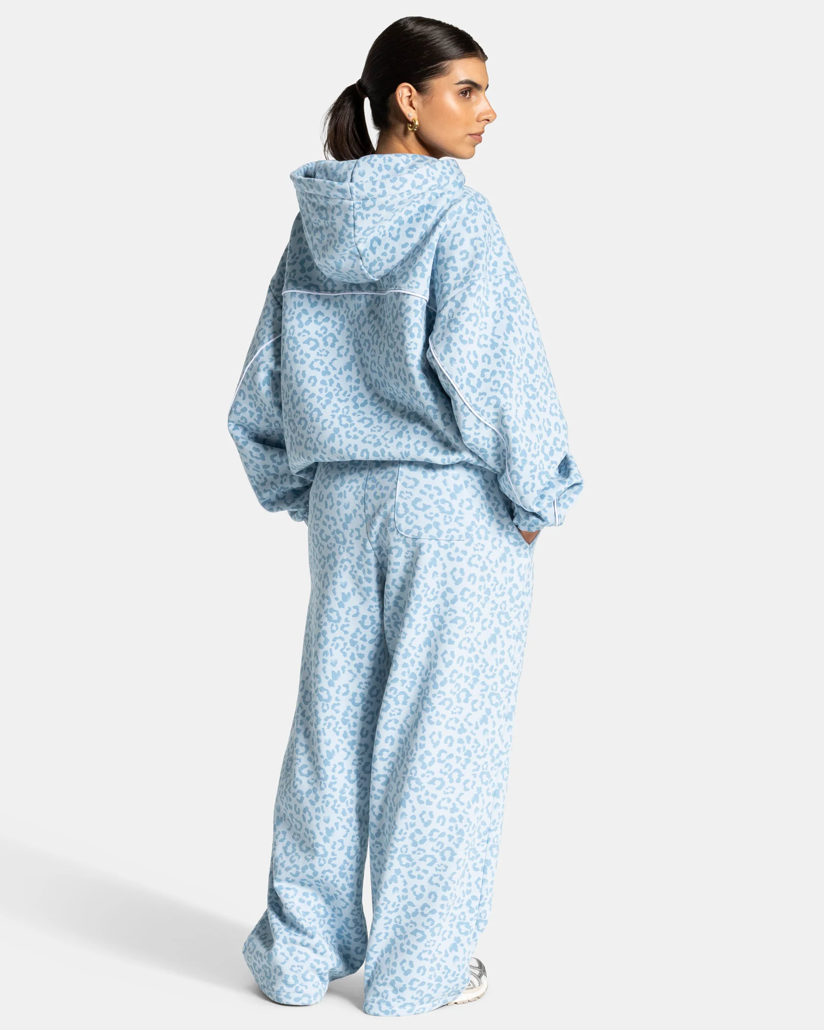 Contrastline Hooded Sweater "Leo Babyblau" - Image 5