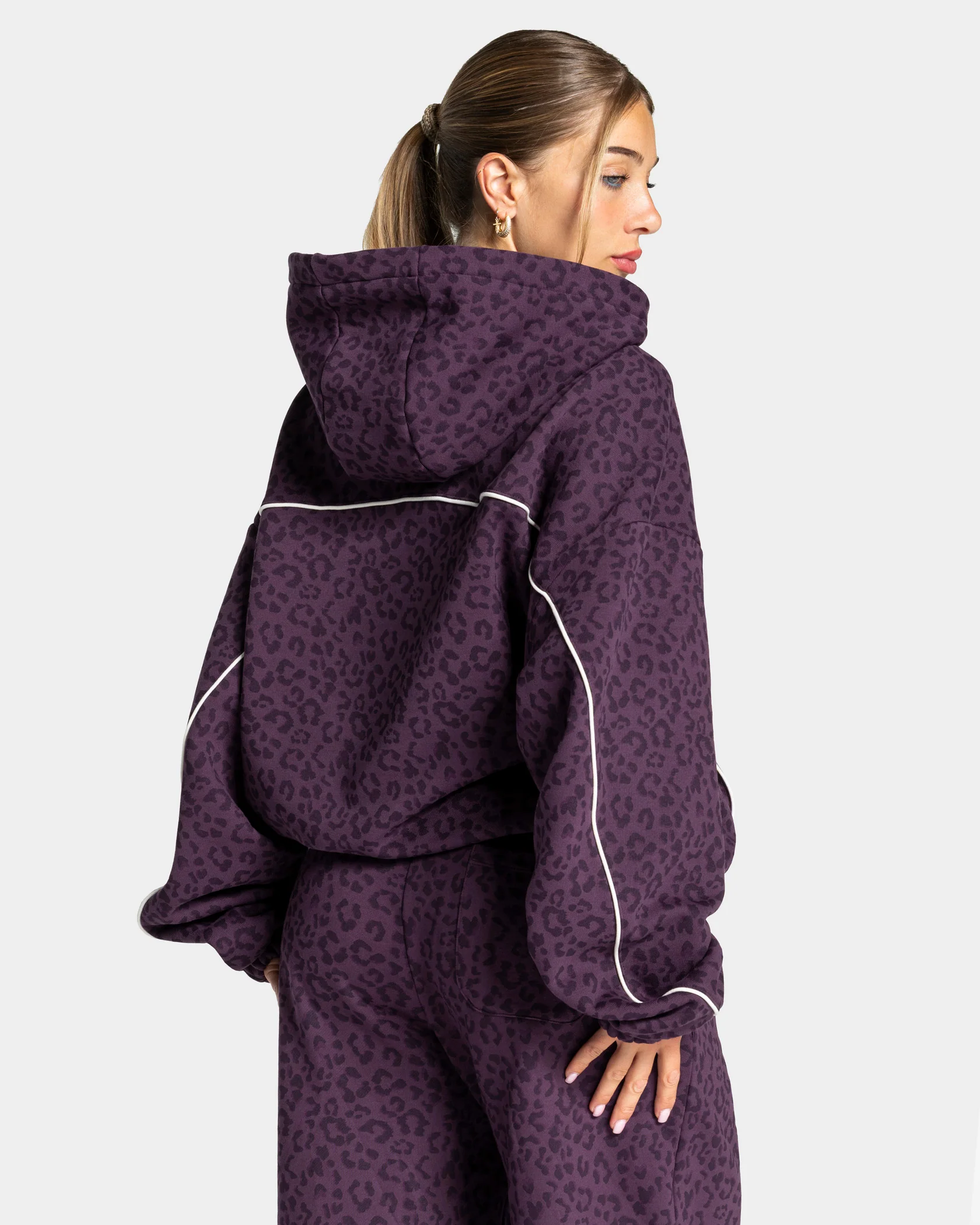 Contrastline Hooded Sweater "Leo Blackberry" - Image 2