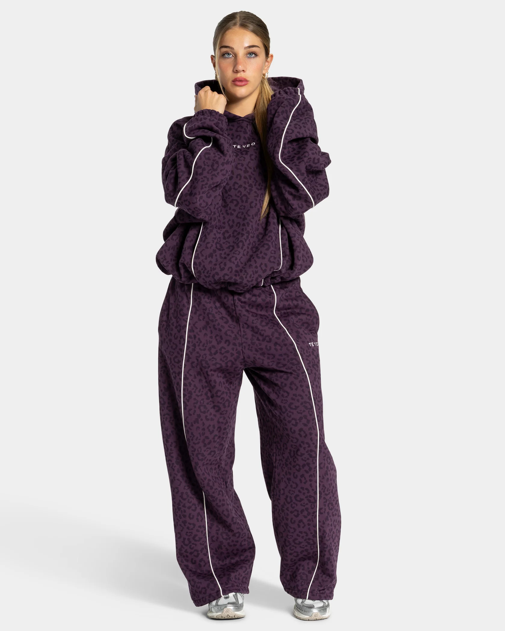 Contrastline Hooded Sweater "Leo Blackberry" - Image 3