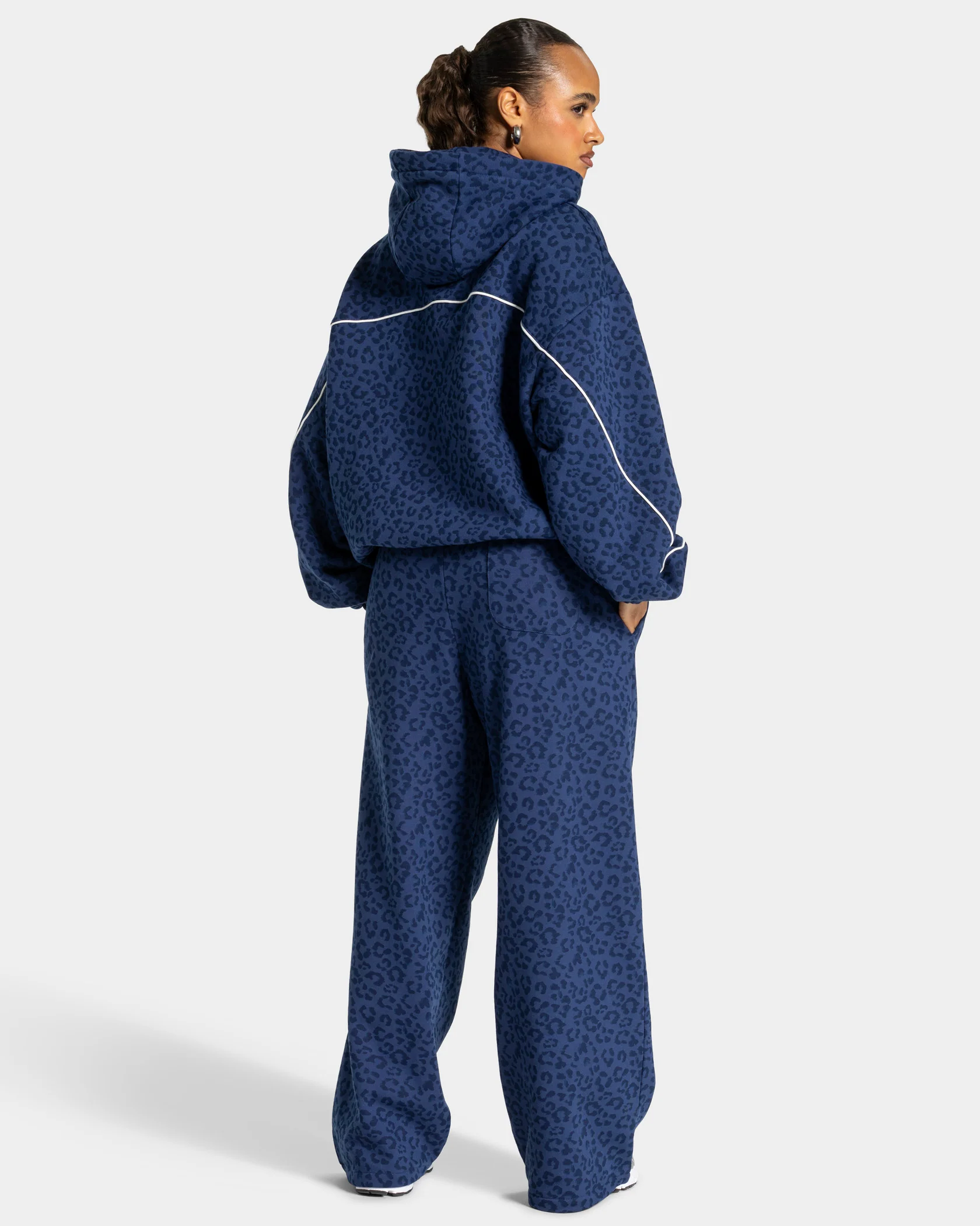 Contrastline Hooded Sweater "Leo Dunkelblau" - Image 5
