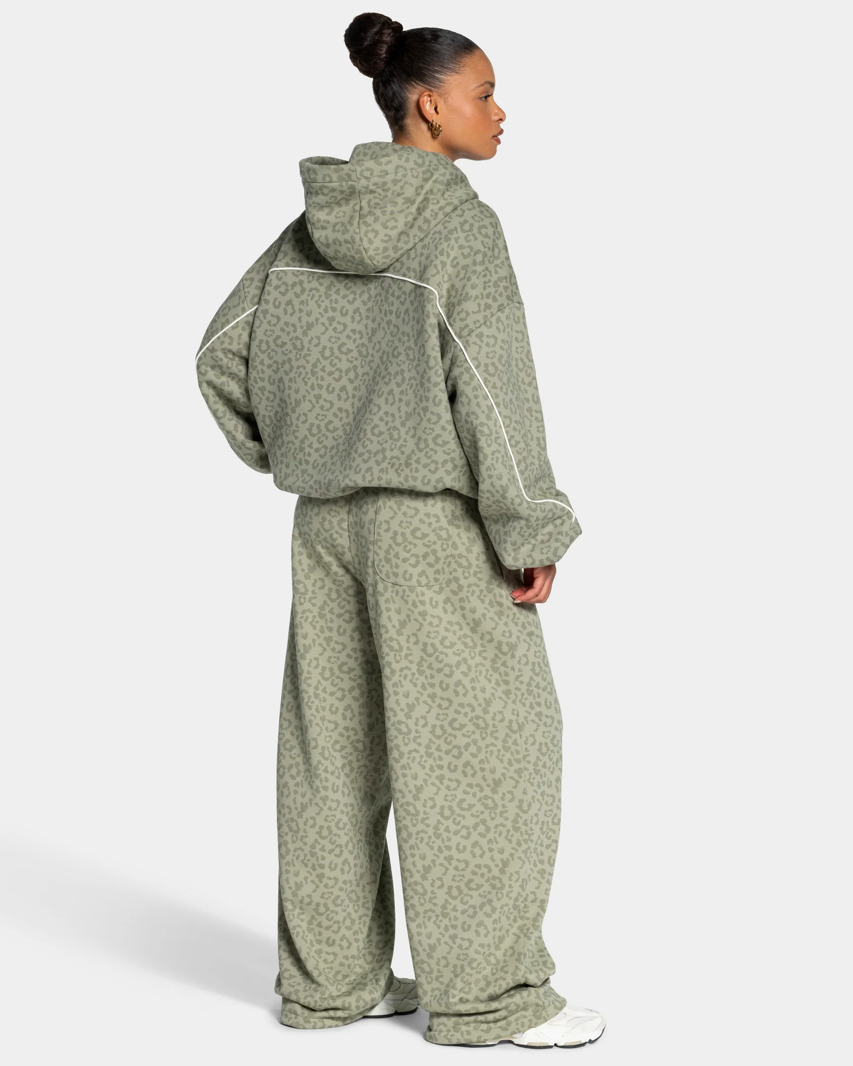Contrastline Hooded Sweater "Leo Khaki" - Image 5