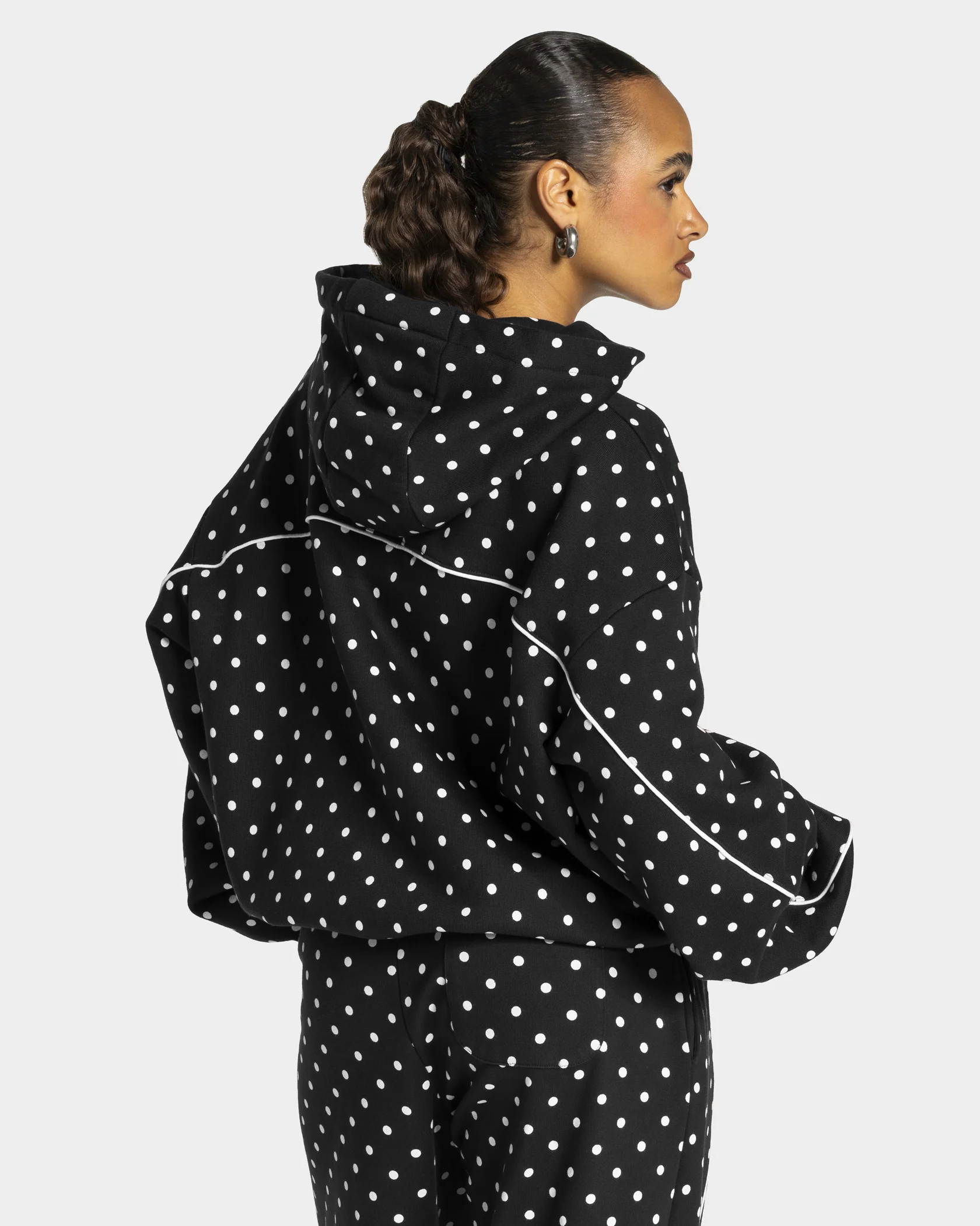 Contrastline Hooded Sweater "Polkadot Schwarz" - Image 2