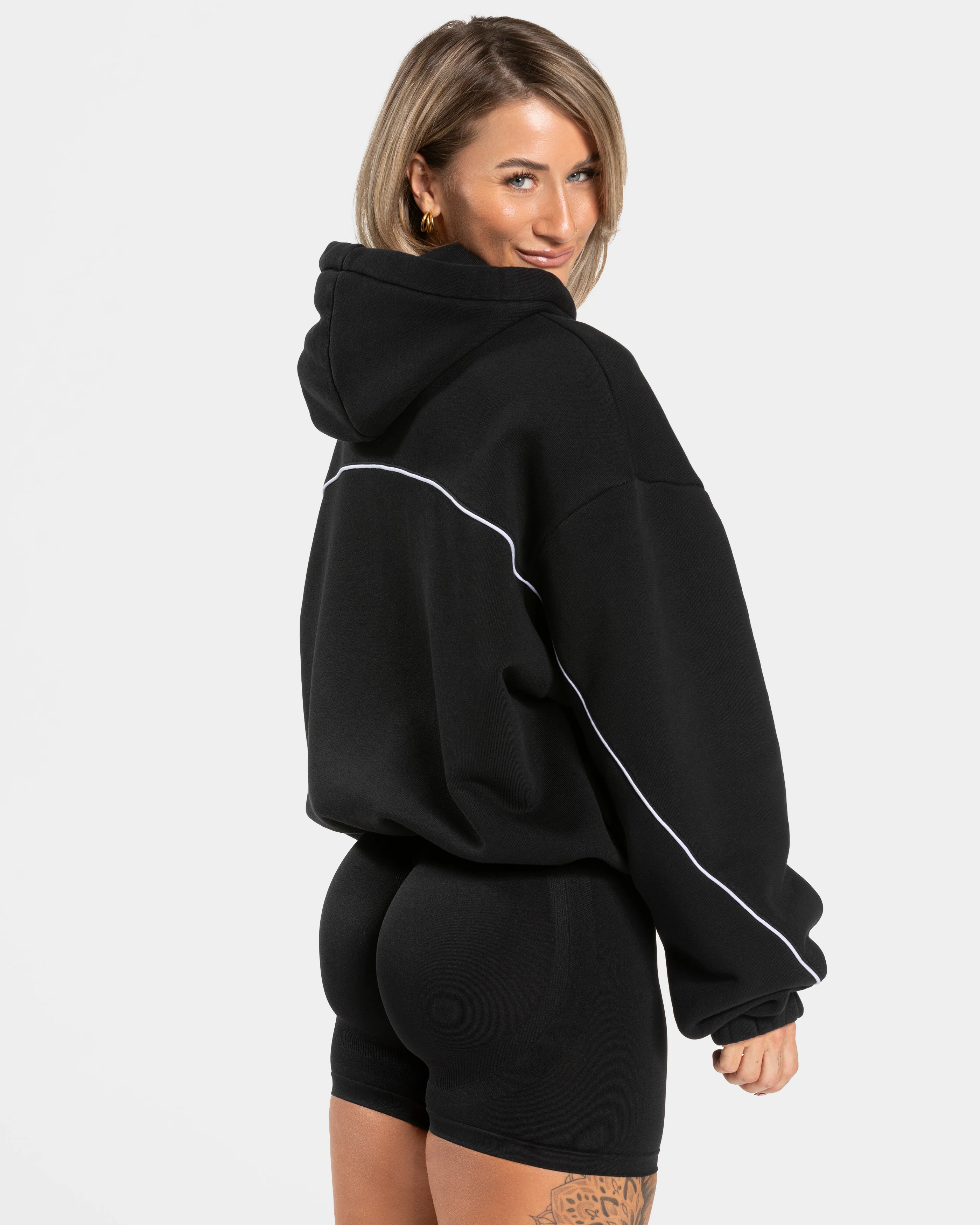 Contrastline Hooded Sweater "Schwarz" - Image 2