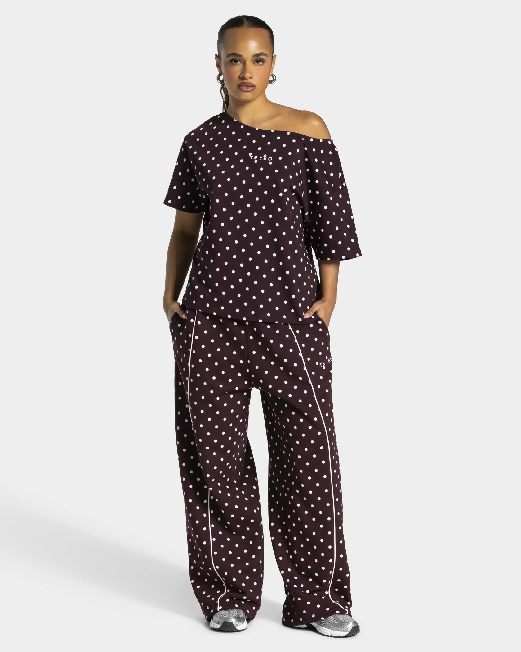 Contrastline Off-Shoulder T-Shirt "Polkadot Merlot" - Image 3