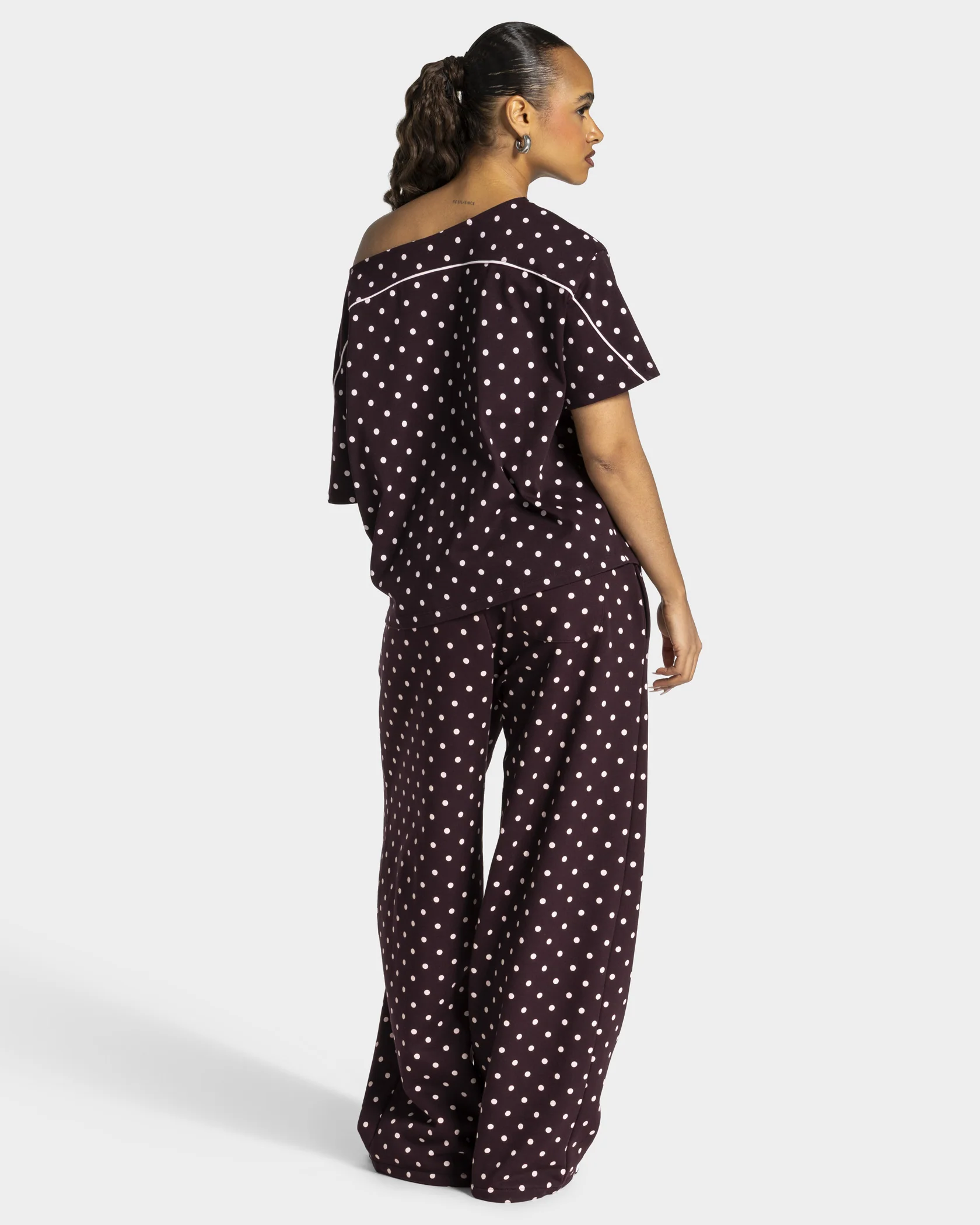 Contrastline Off-Shoulder T-Shirt "Polkadot Merlot" - Image 5