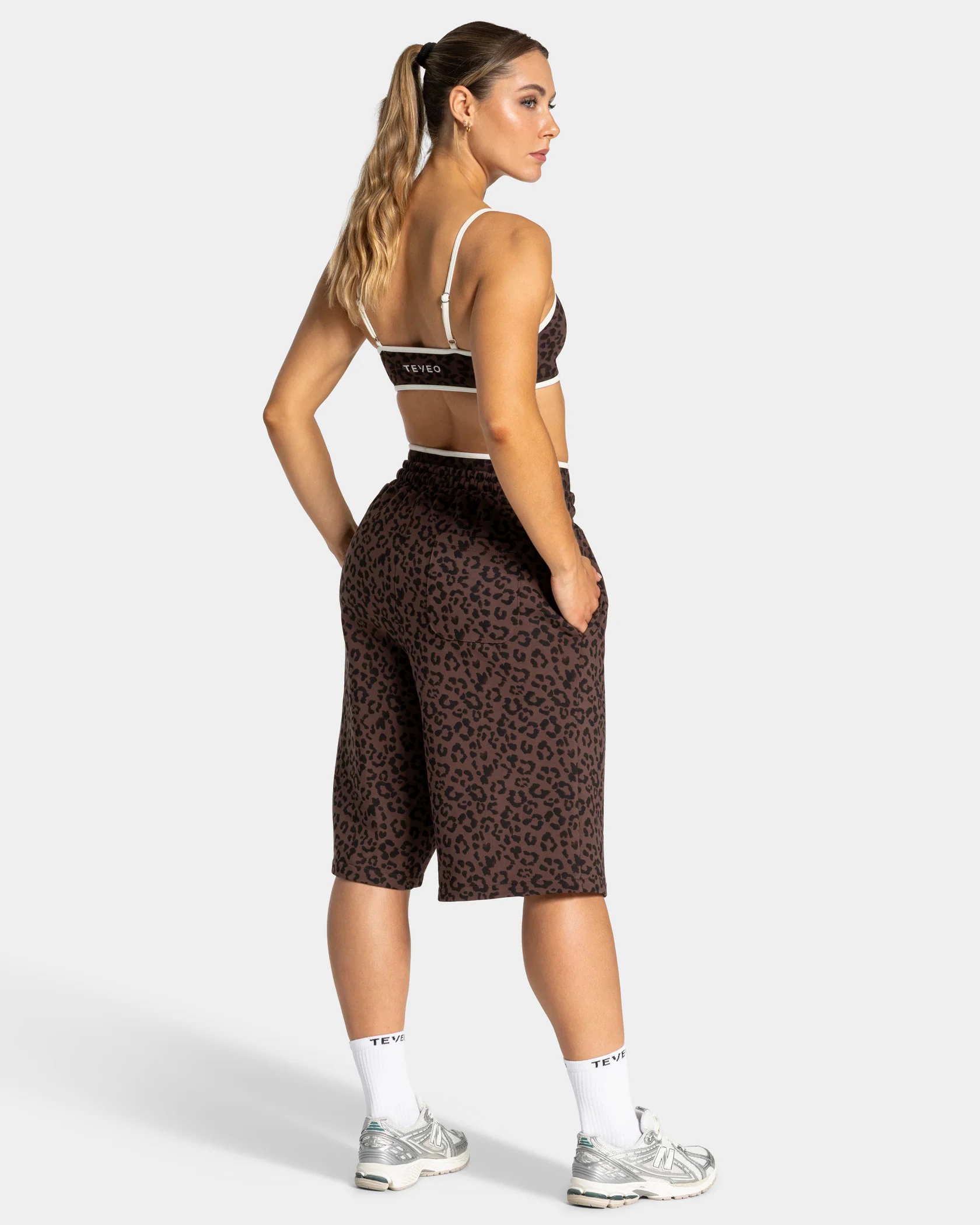 Contrastline Oversized Jorts "Leo Espresso" - Image 5