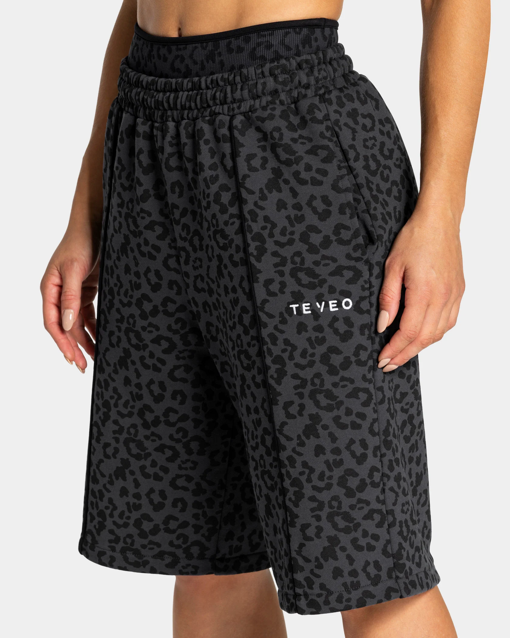 Contrastline Oversized Jorts "Leo Schwarz" - Image 4