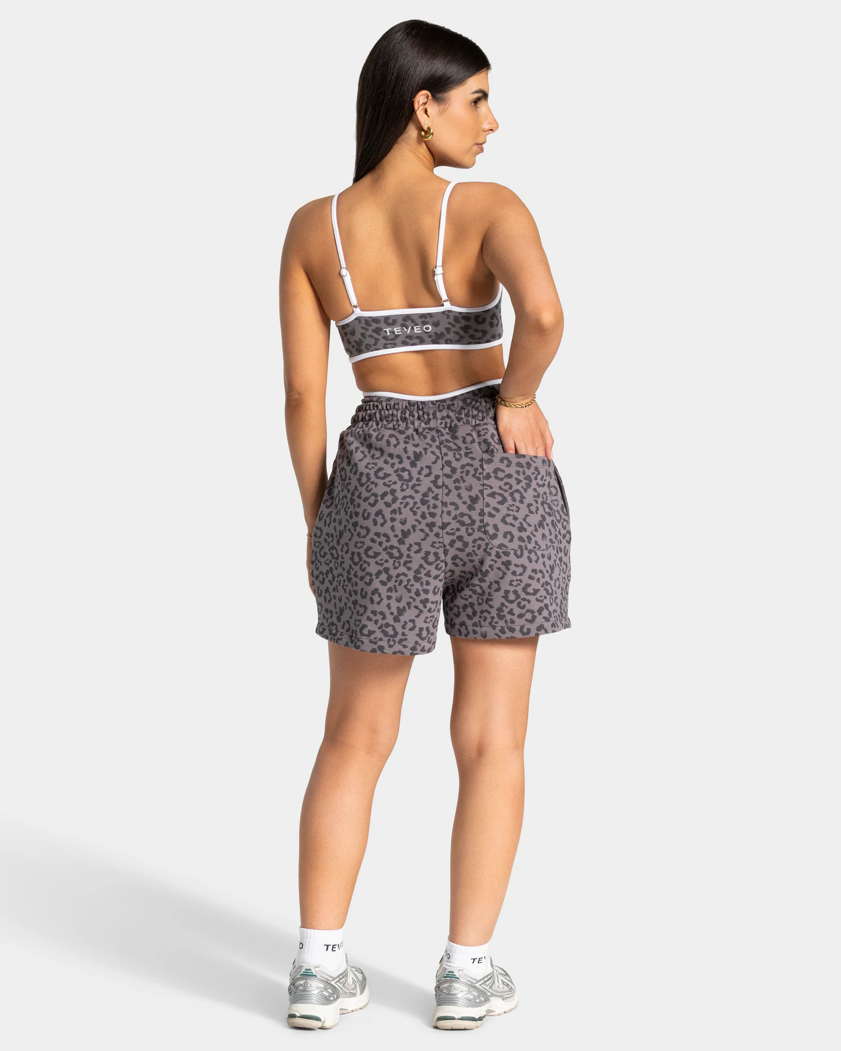 Contrastline Oversized Shorts "Leo Graphit" - Image 3