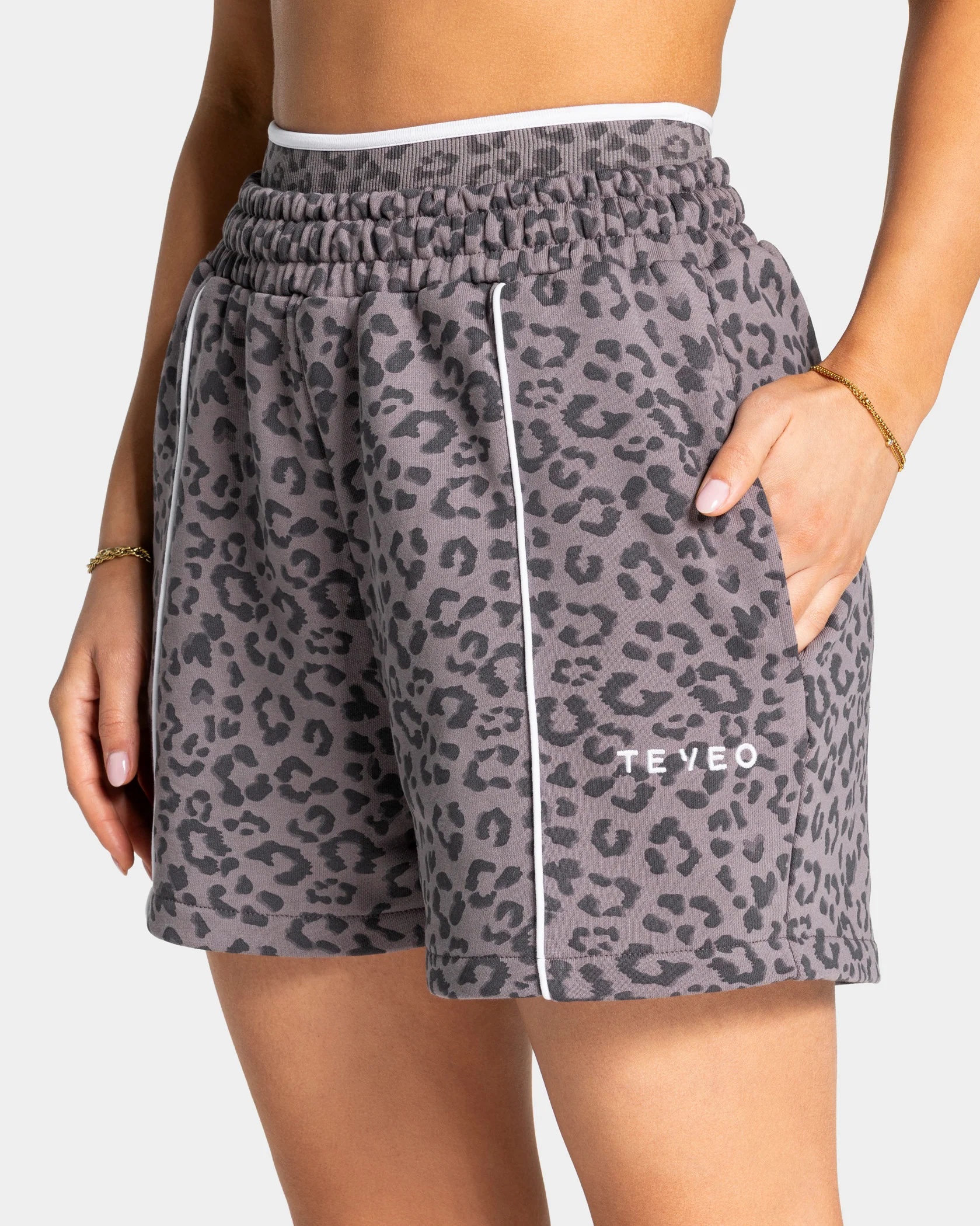 Contrastline Oversized Shorts "Leo Graphit" - Image 4
