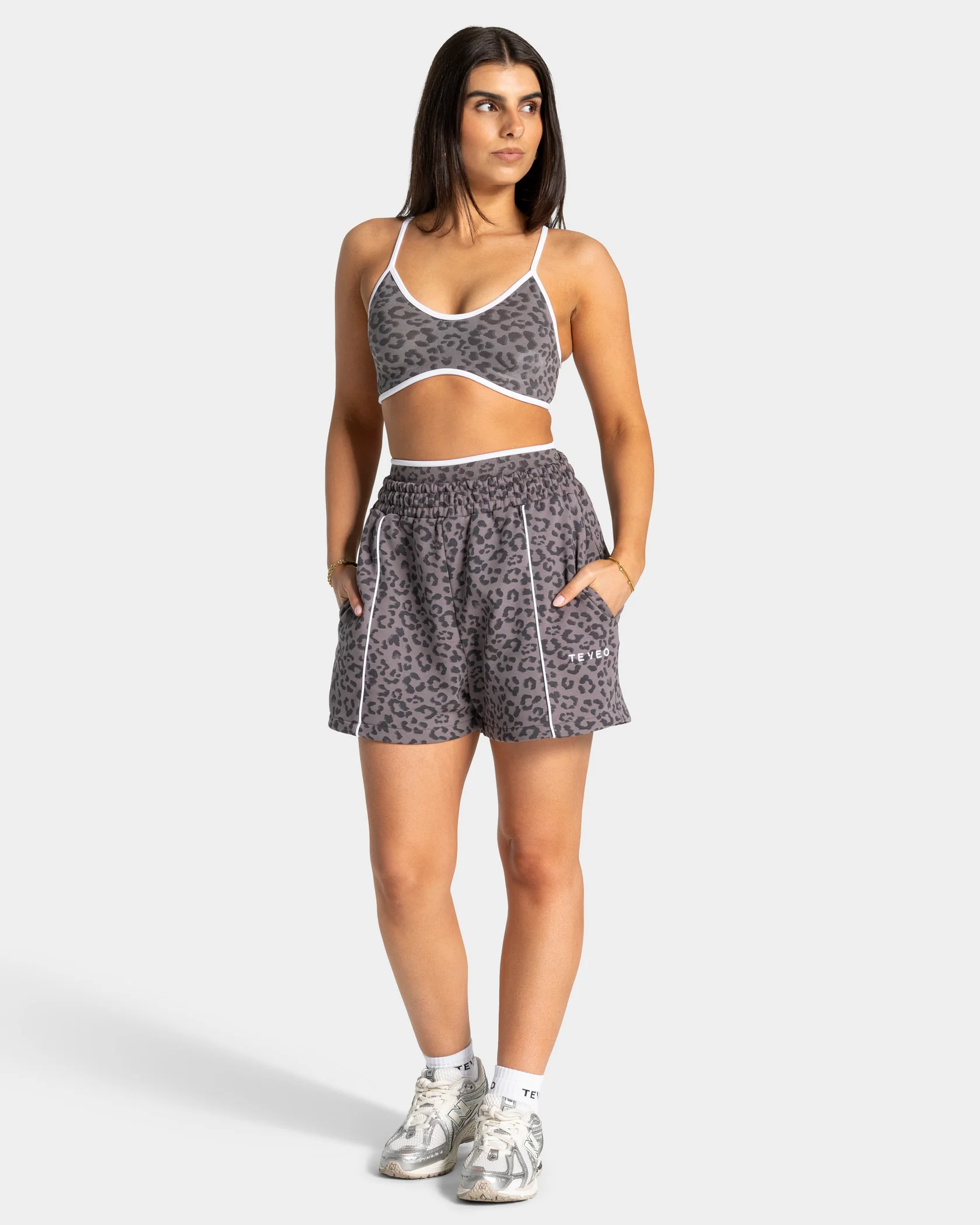 Contrastline Oversized Shorts "Leo Graphit" - Image 5