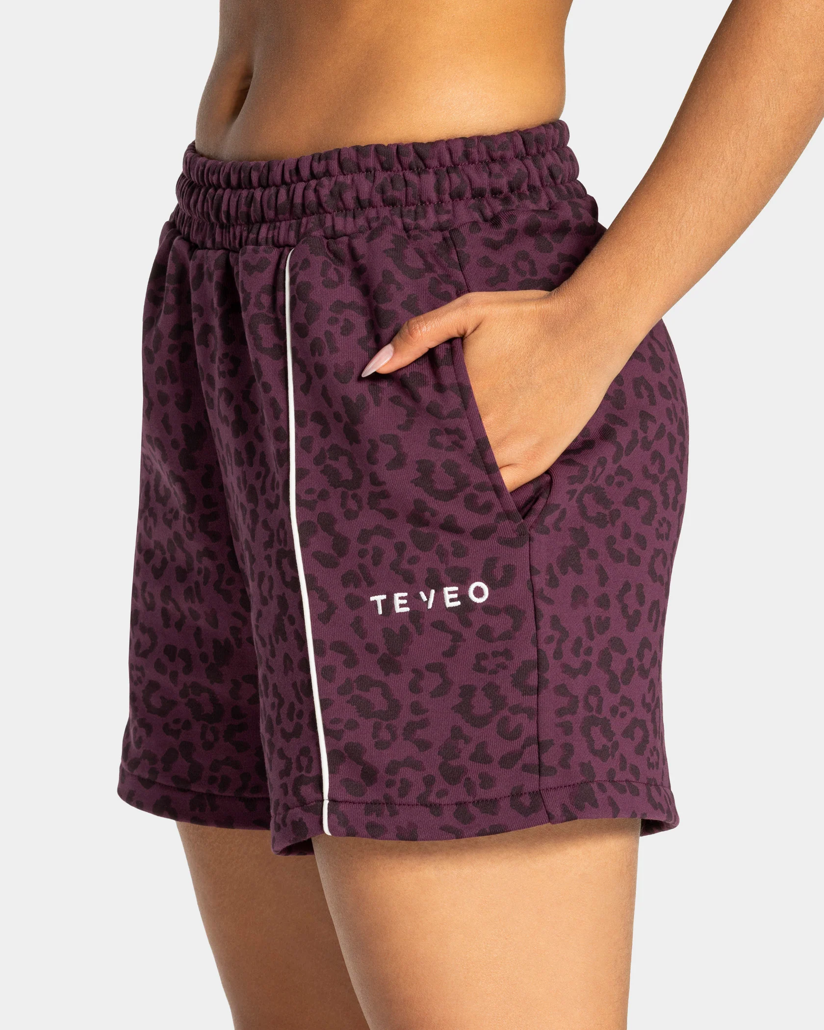 Contrastline Oversized Shorts "Leo Merlot" - Image 4
