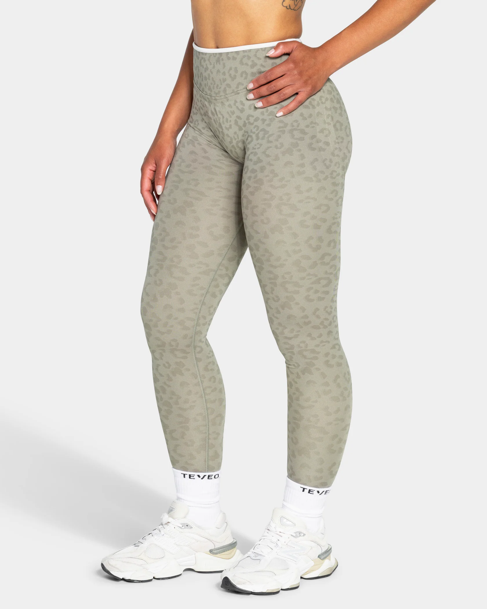 Contrastline Sculpt Scrunch Leggings "Leo Khaki" - Image 2