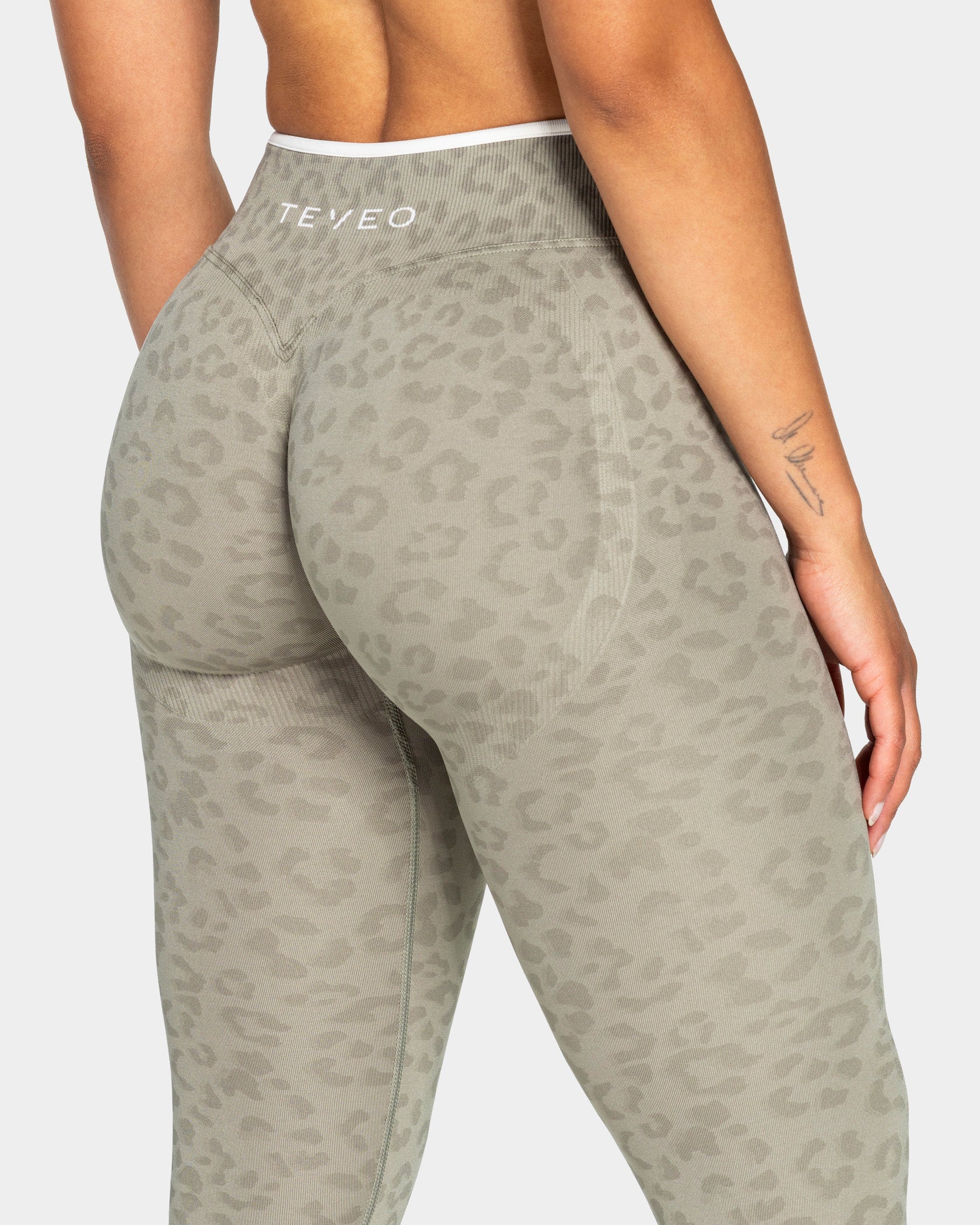 Contrastline Sculpt Scrunch Leggings "Leo Khaki" - Image 4