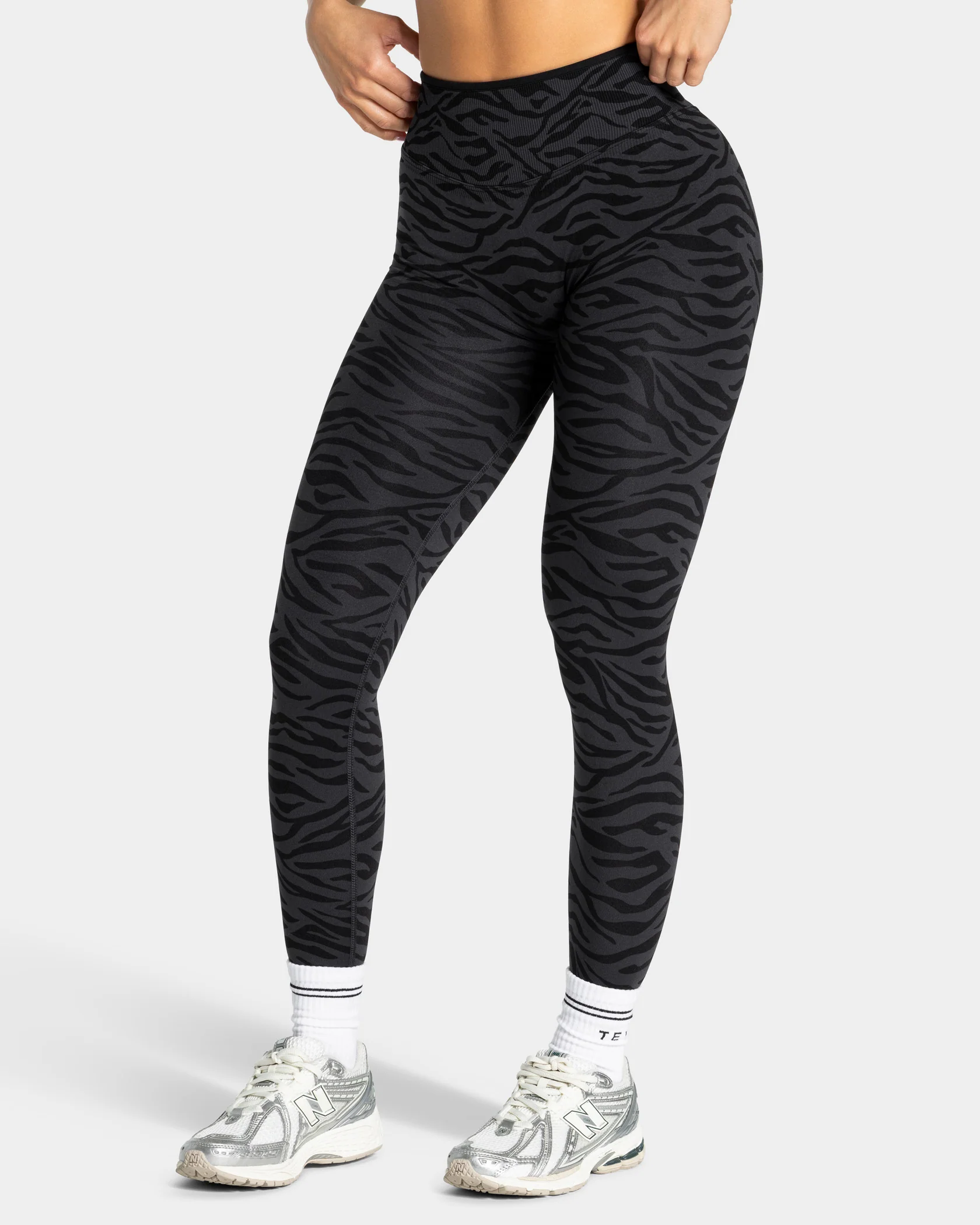 Contrastline Sculpt Scrunch Leggings "Zebra Schwarz" - Image 2