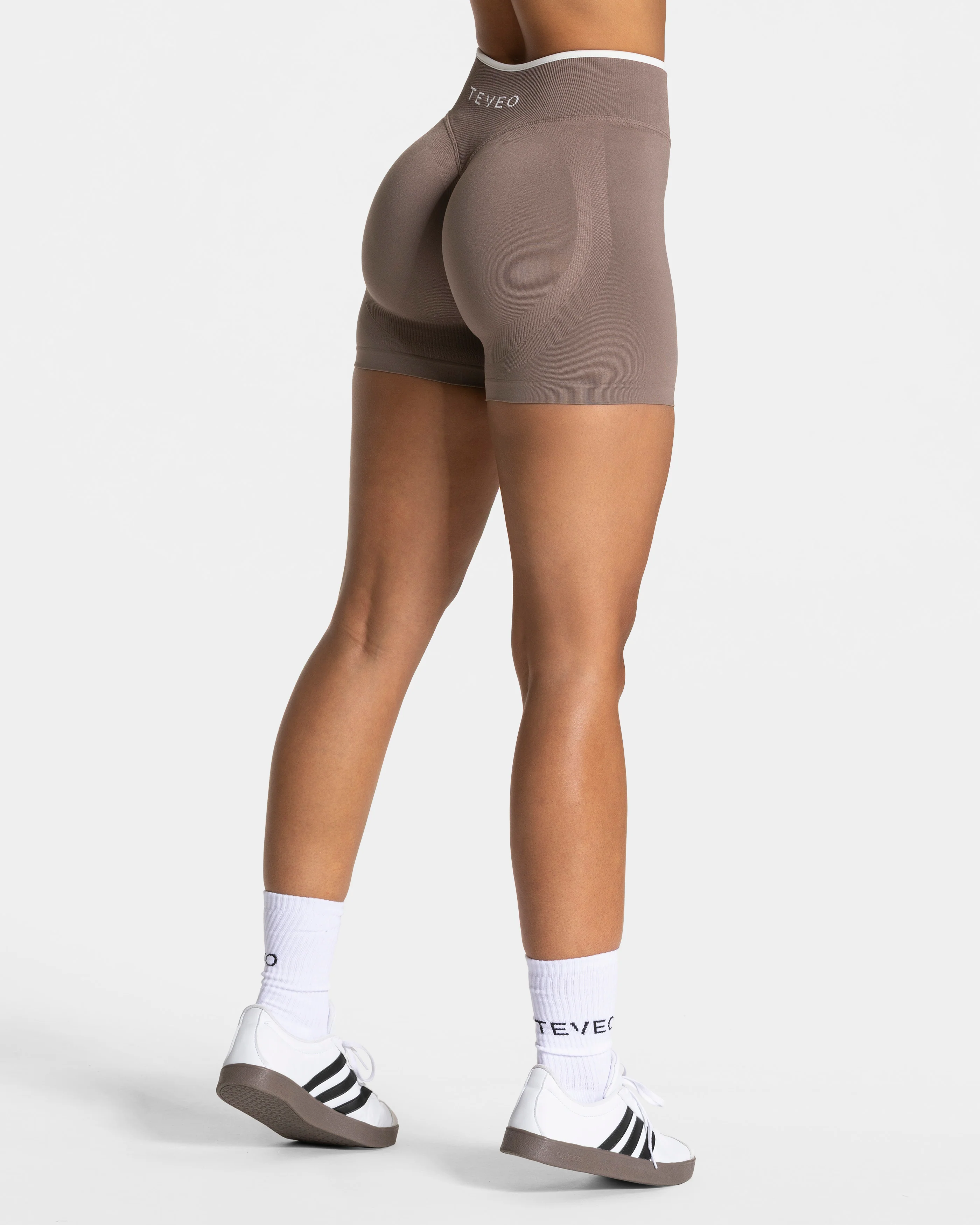 Contrastline Sculpt Scrunch Shorts "Mokka" - Image 2