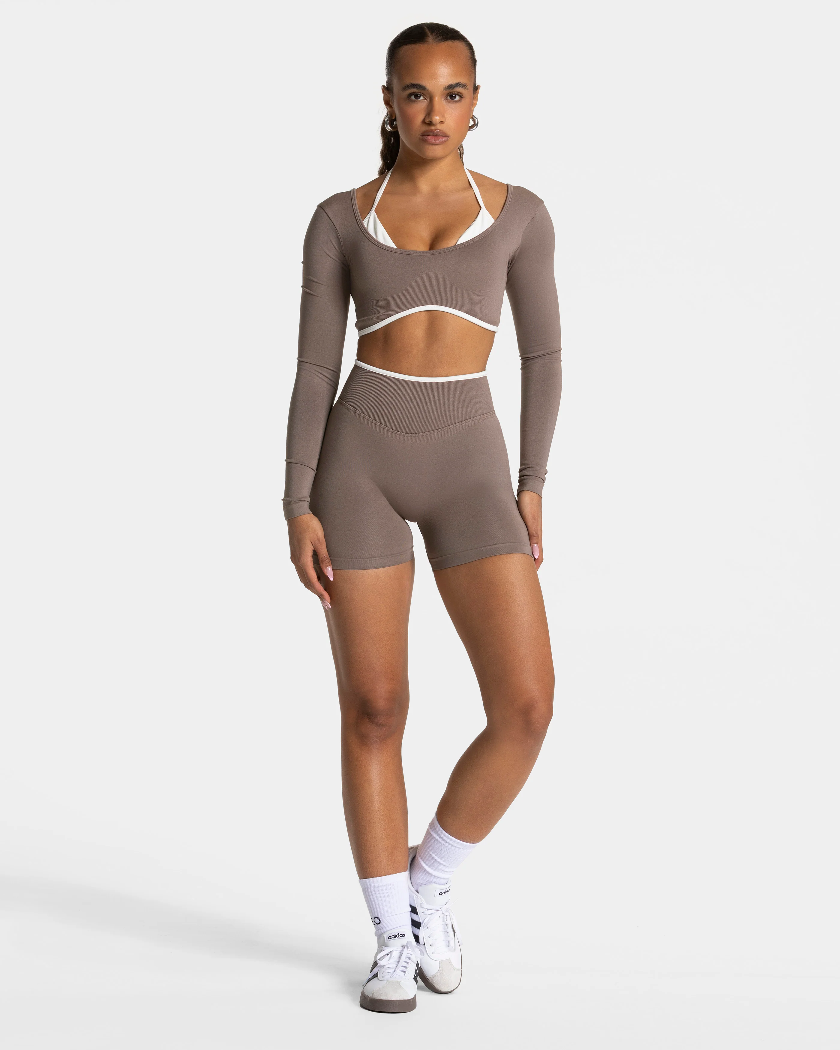 Contrastline Sculpt Scrunch Shorts "Mokka" - Image 3