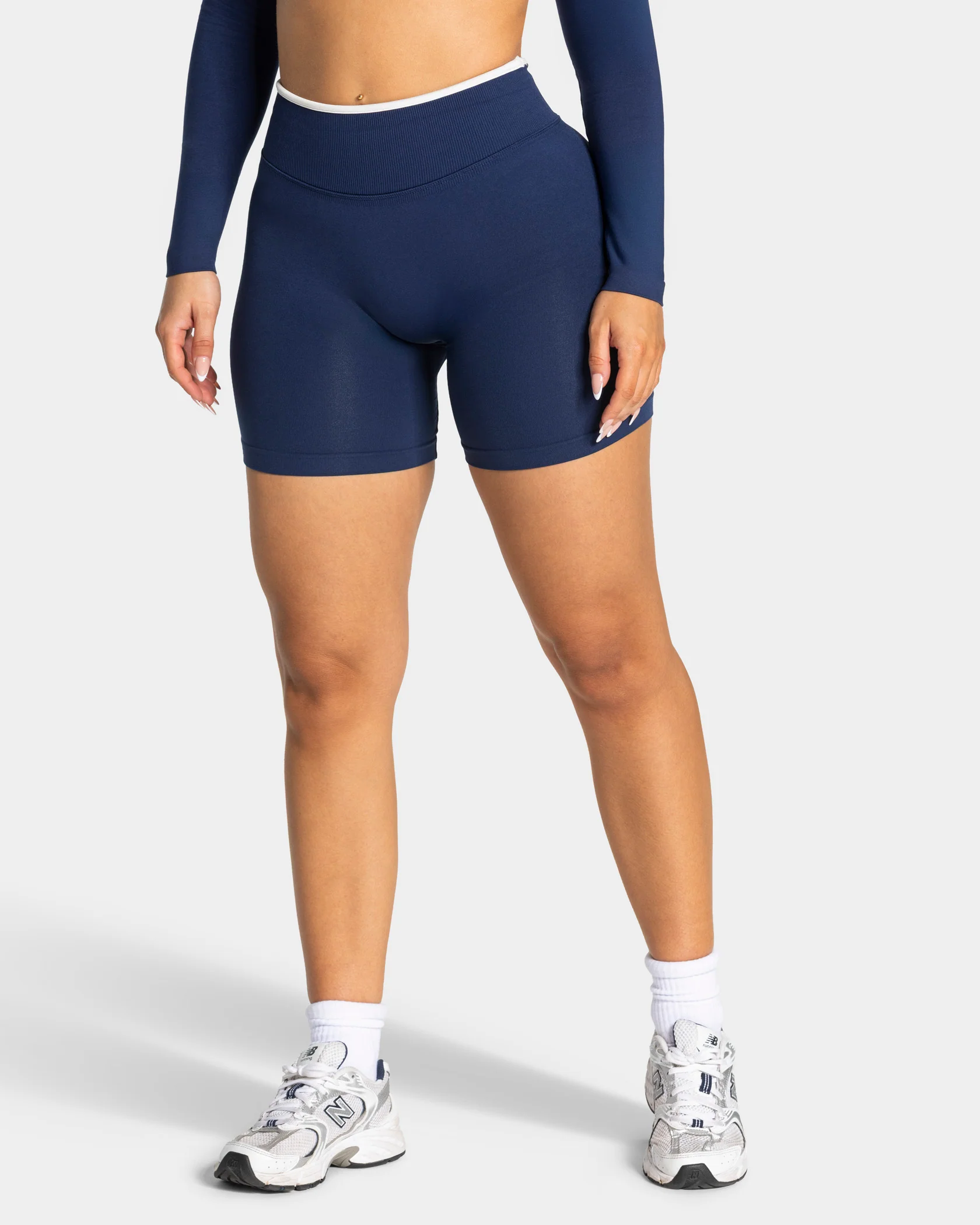 Contrastline Sculpt Scrunch Shorts "Dunkelblau" - Image 2