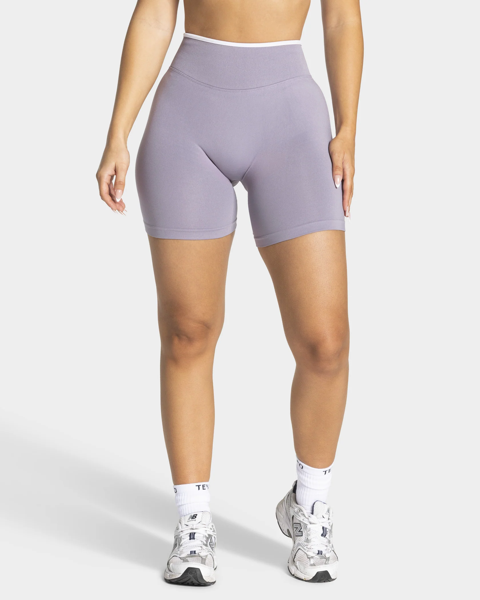 Contrastline Sculpt Scrunch Shorts "Lavendel" - Image 2