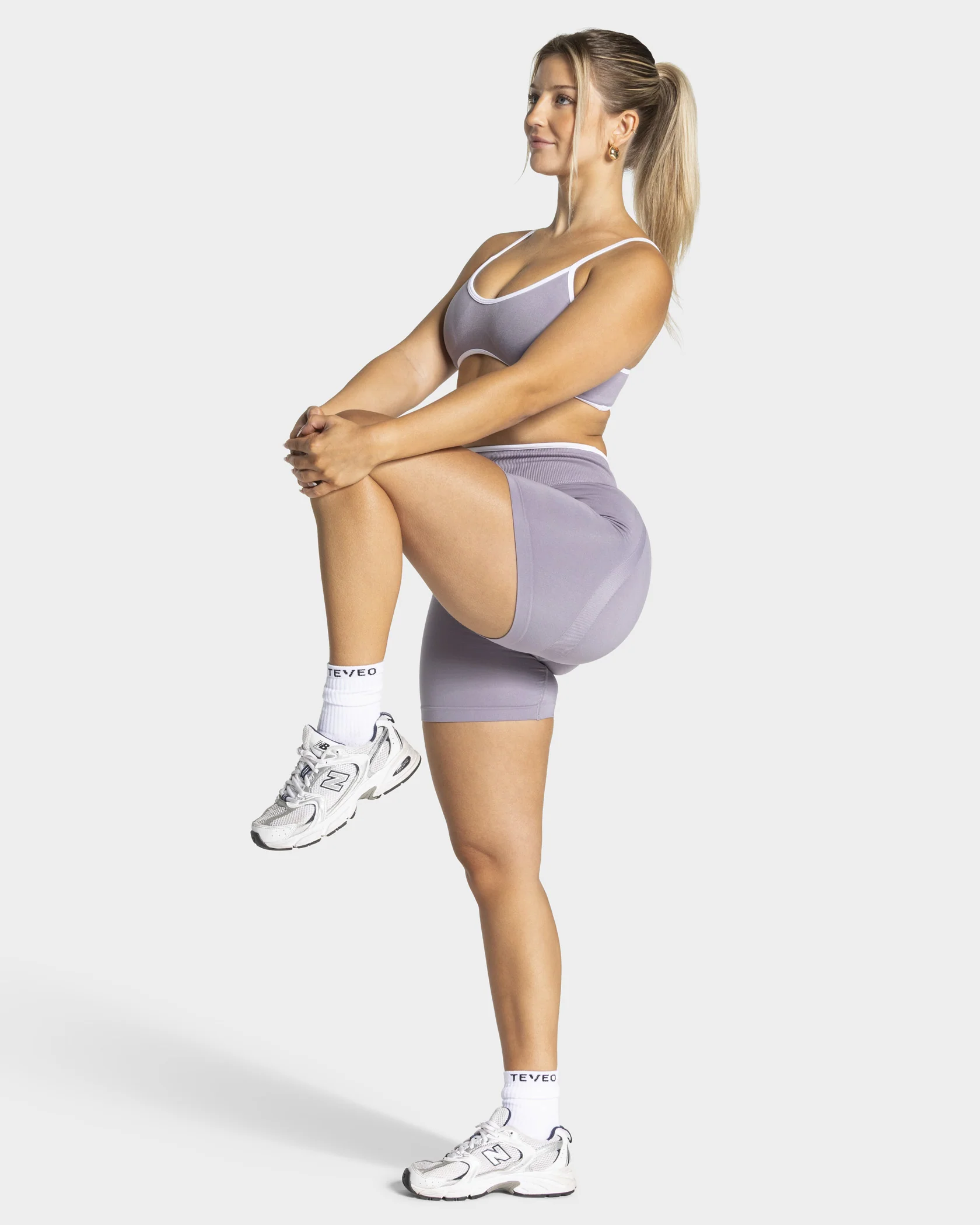 Contrastline Sculpt Scrunch Shorts "Lavendel" - Image 3