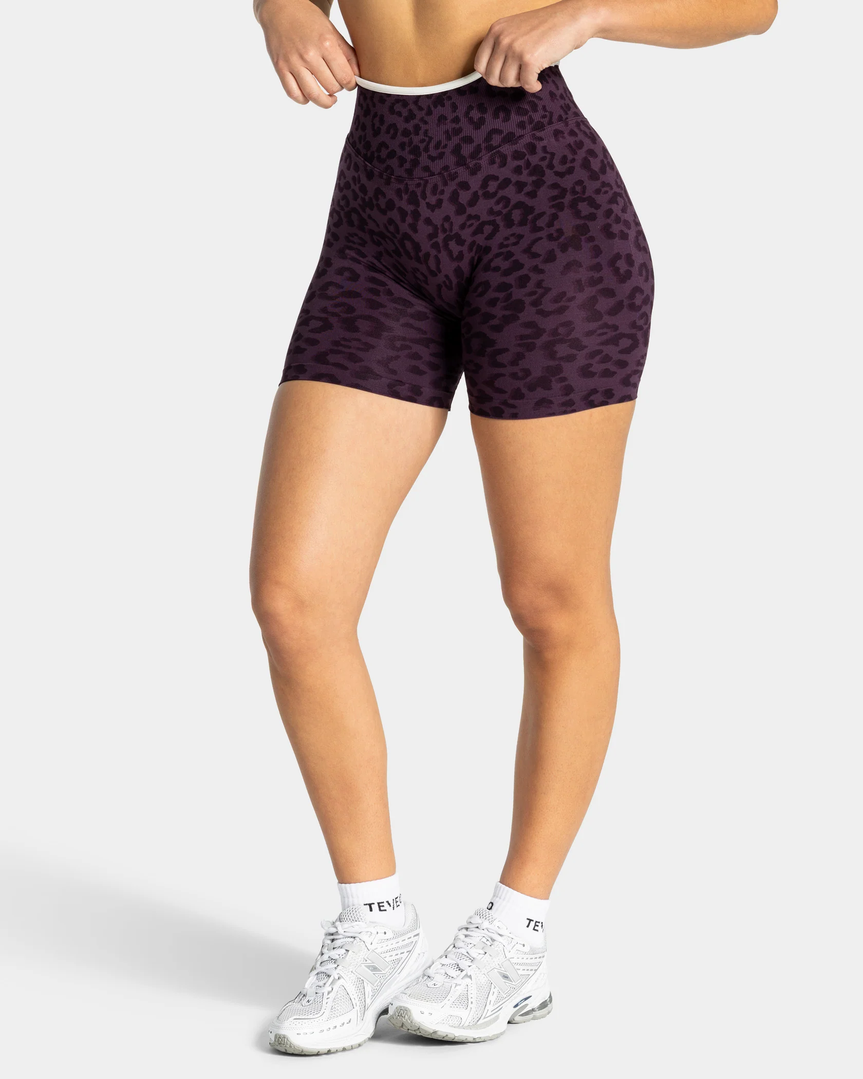 Contrastline Sculpt Scrunch Shorts "Leo Blackberry" - Image 2