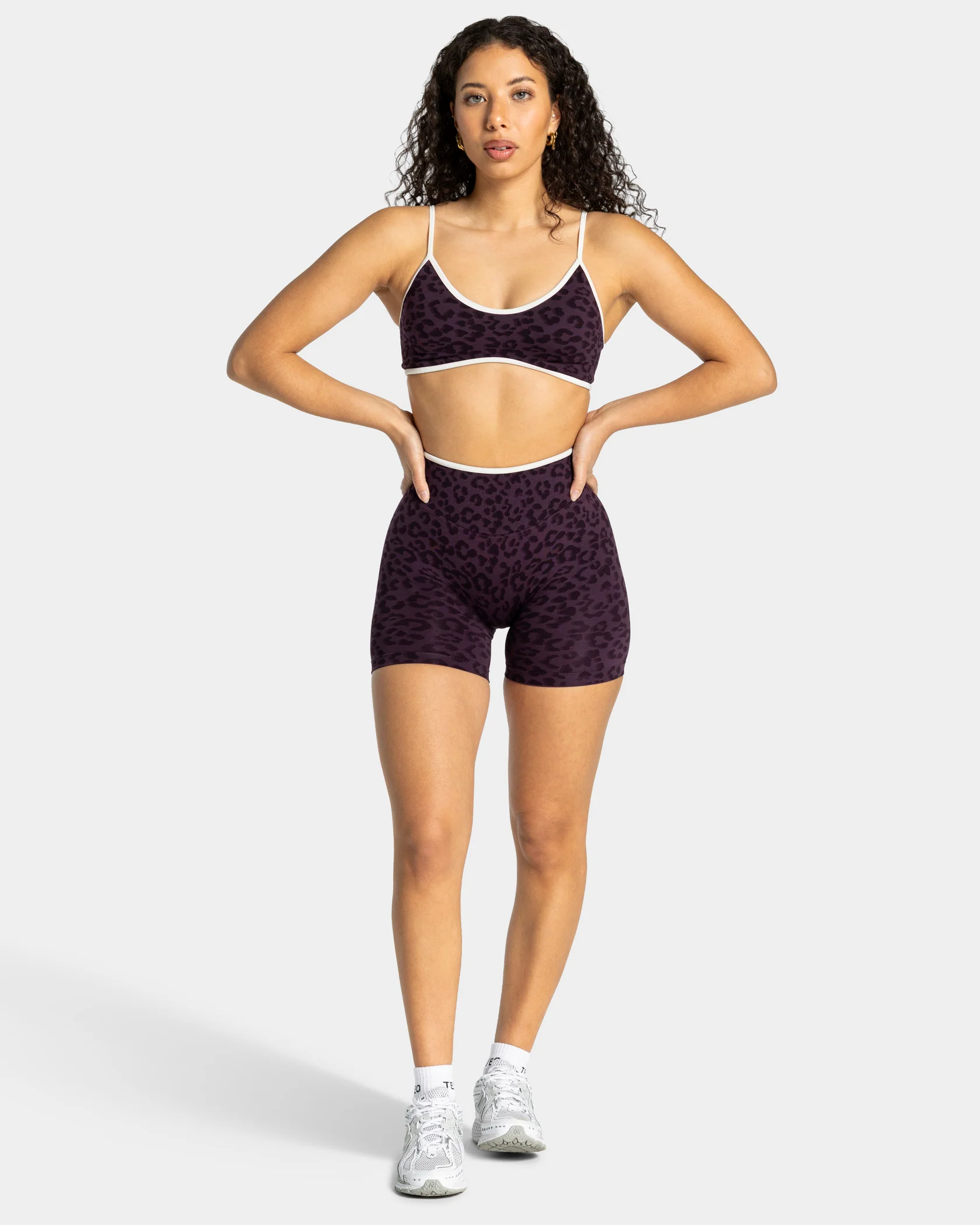 Contrastline Sculpt Scrunch Shorts "Leo Blackberry" - Image 3