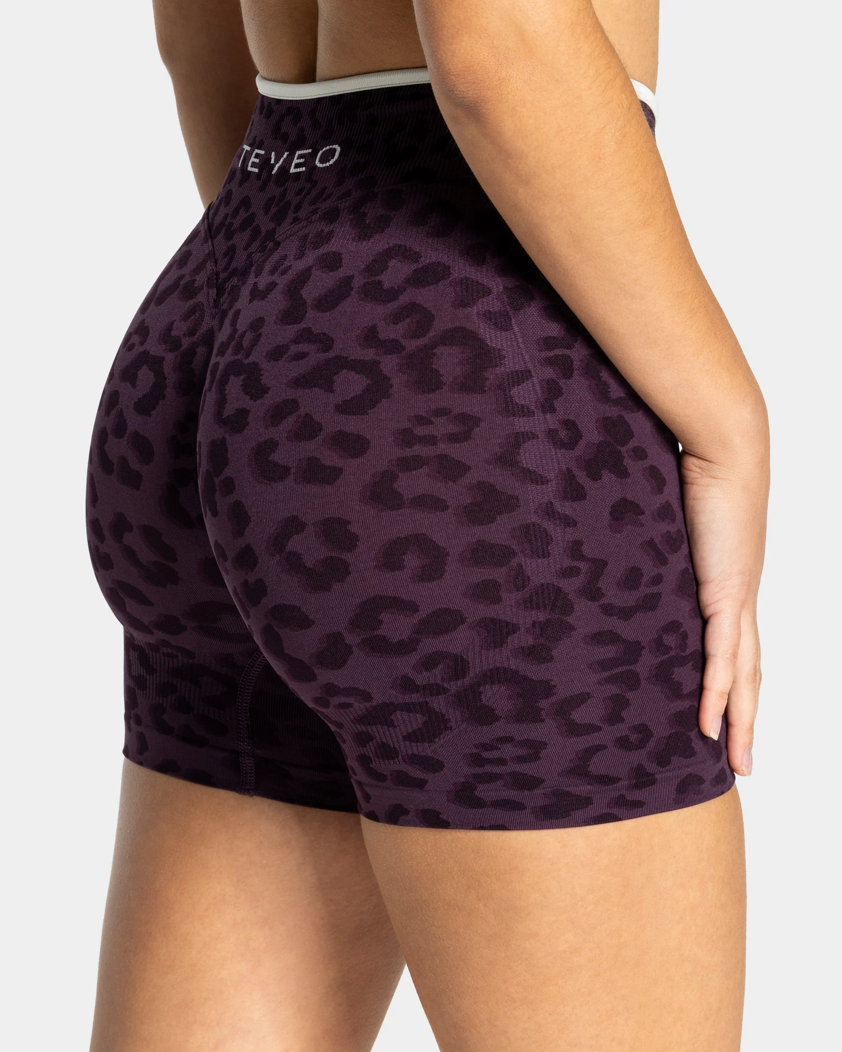 Contrastline Sculpt Scrunch Shorts "Leo Blackberry" - Image 4