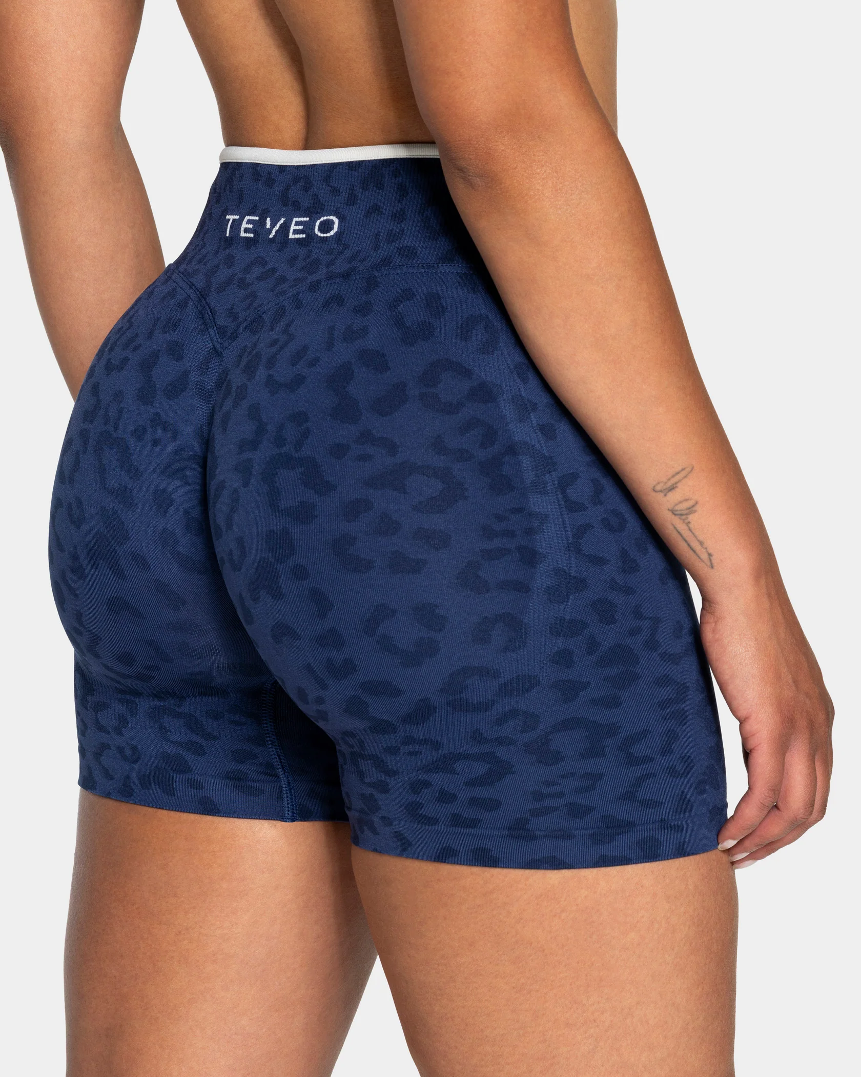 Contrastline Sculpt Scrunch Shorts "Leo Dunkelblau" - Image 4