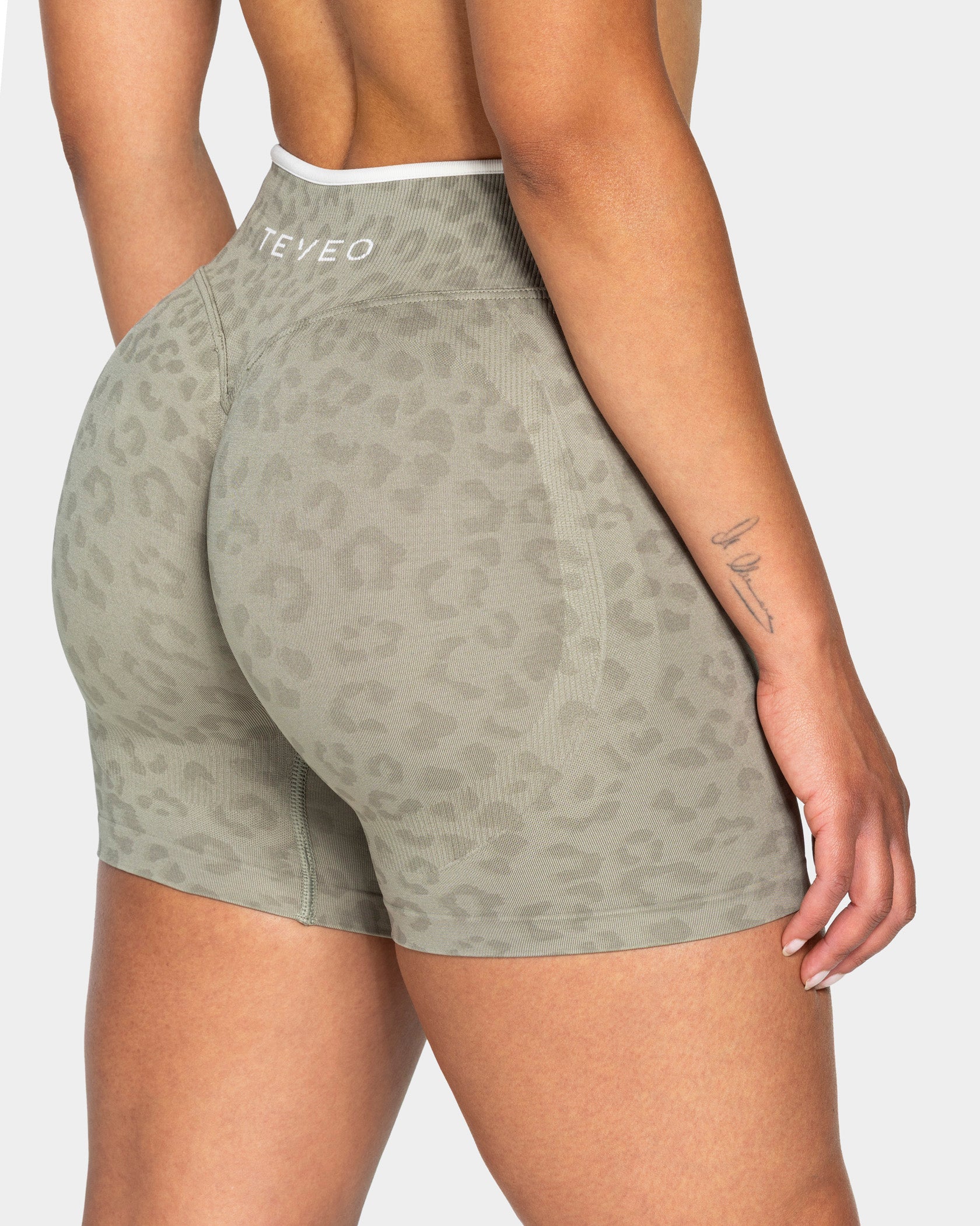 Contrastline Sculpt Scrunch Shorts "Leo Khaki" - Image 4