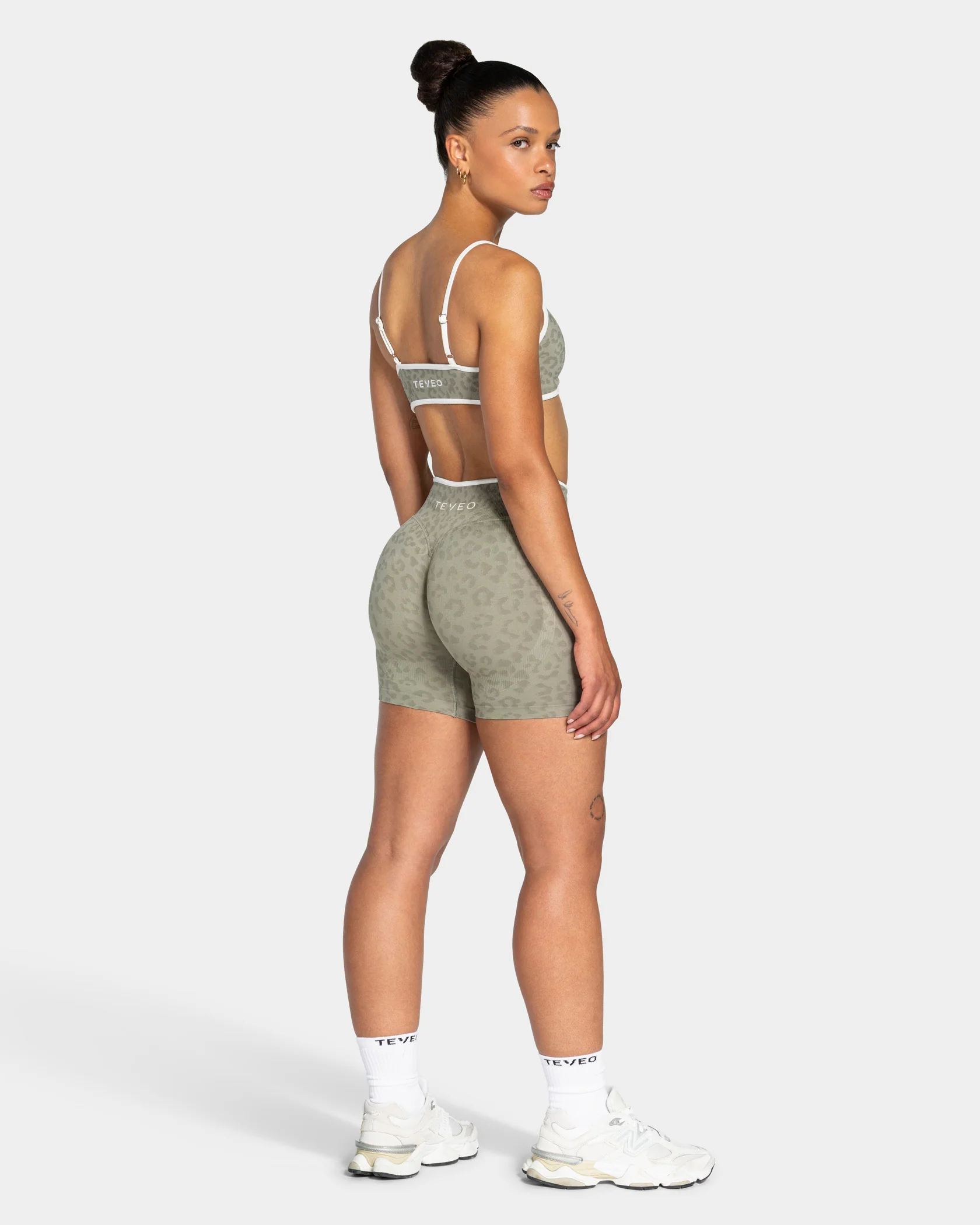 Contrastline Sculpt Scrunch Shorts "Leo Khaki" - Image 5