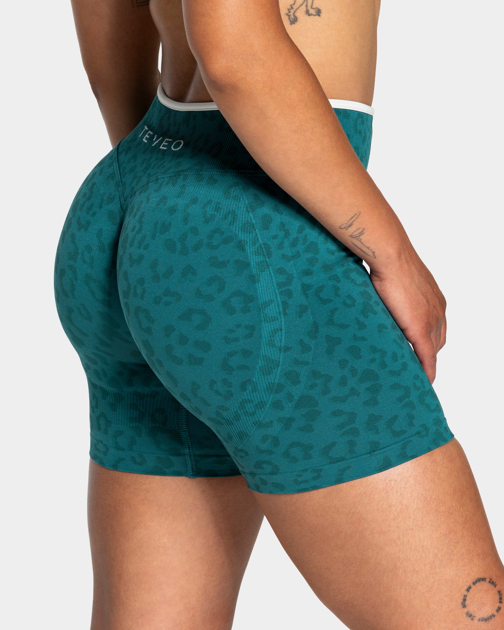 Contrastline Sculpt Scrunch Shorts "Leo Petrol" - Image 4