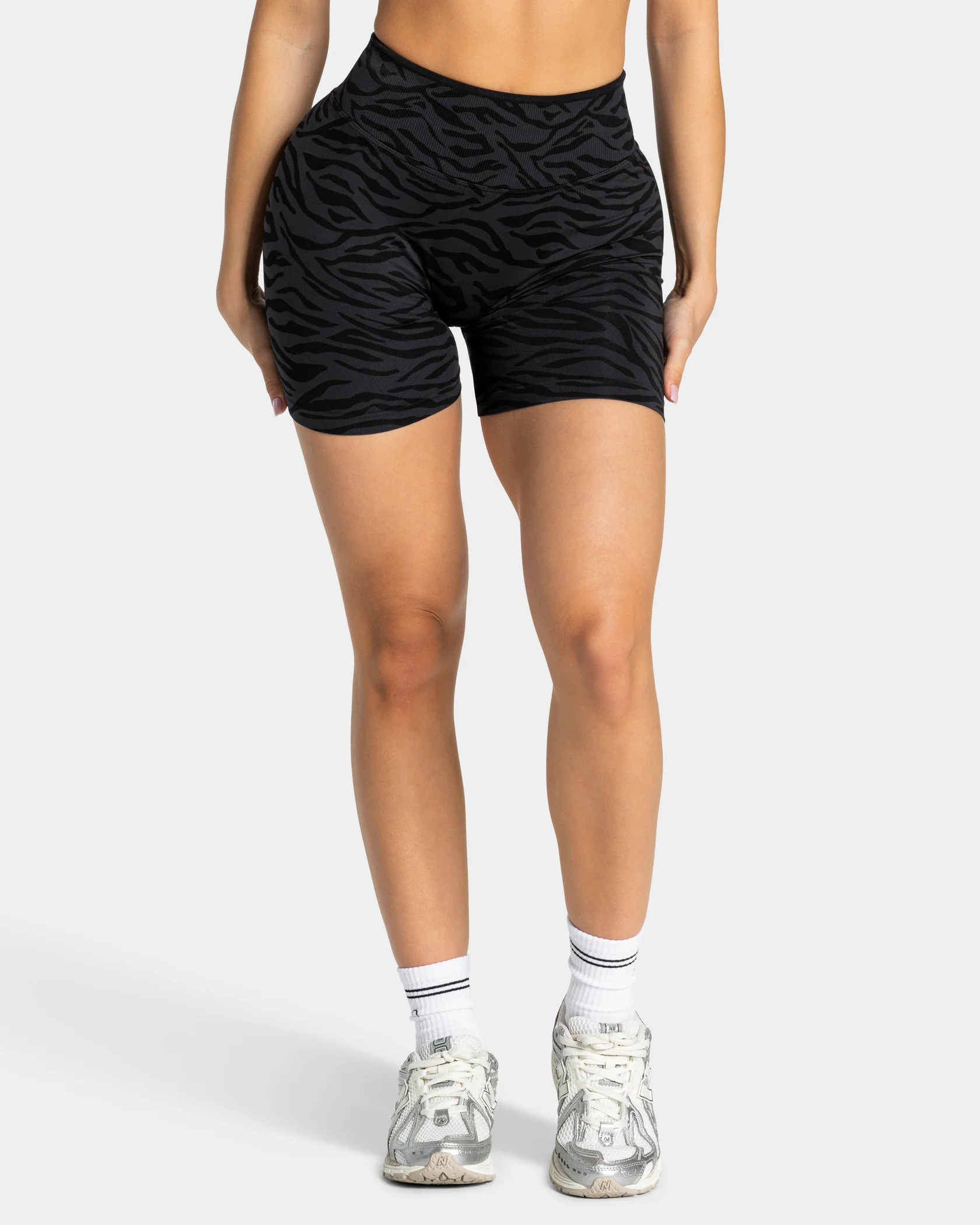 Contrastline Sculpt Scrunch Shorts "Zebra Schwarz" - Image 2