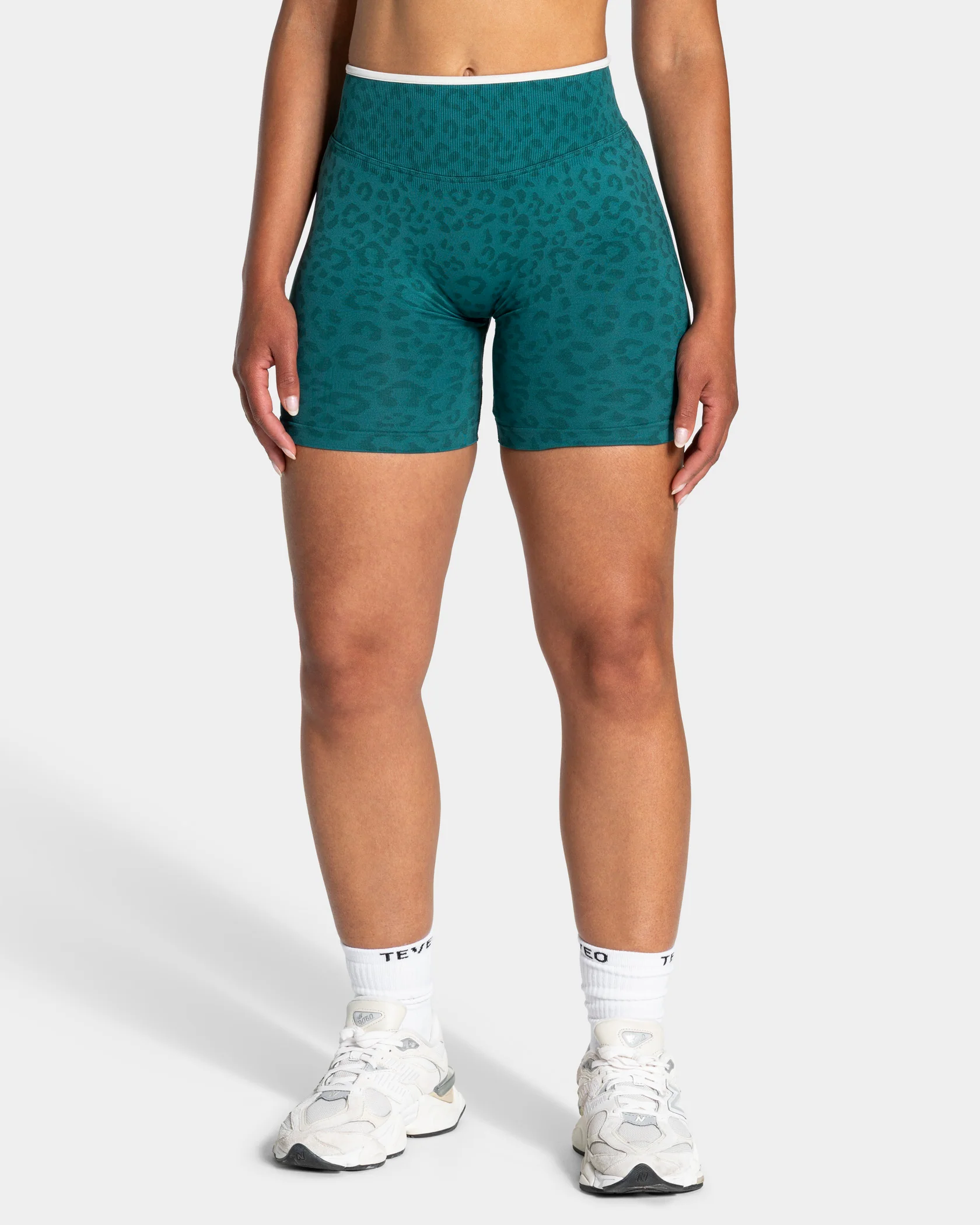 Contrastline Shorts "Leo Petrol"