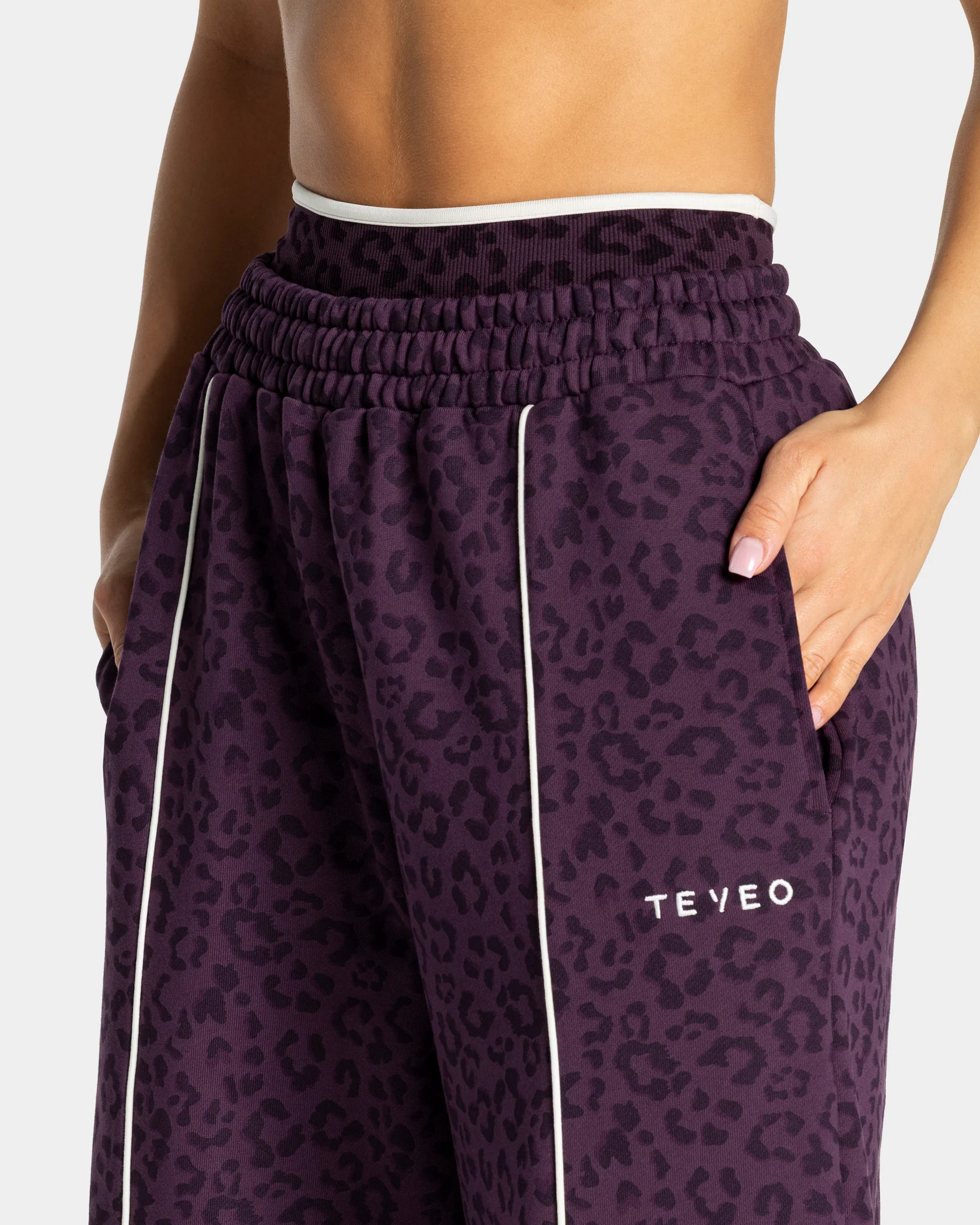 Contrastline Wide Leg Jogger "Leo Blackberry" - Image 4