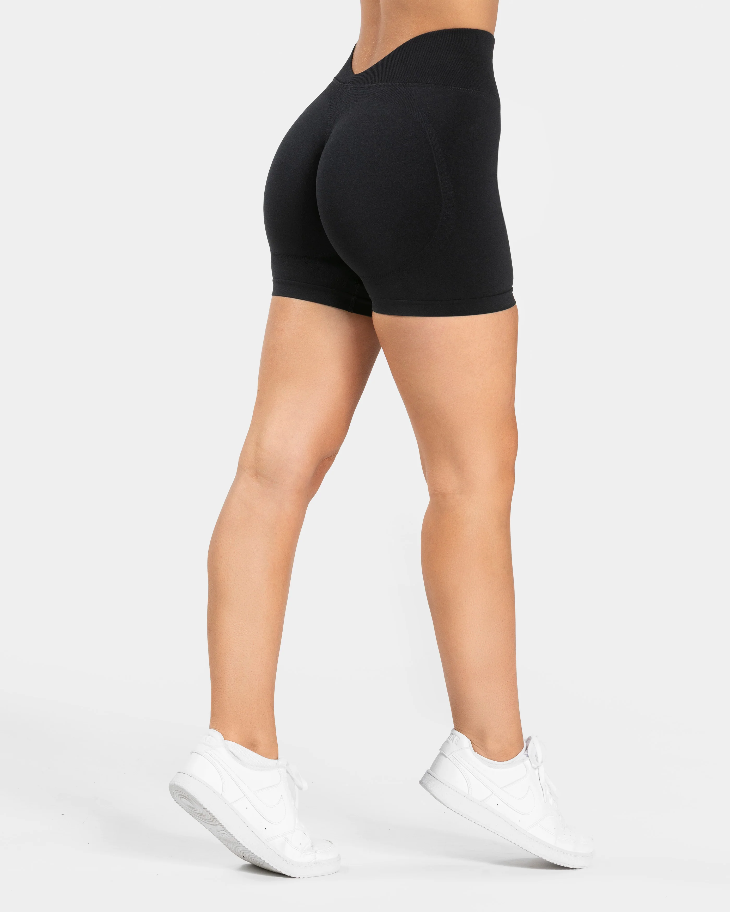 Essence V-Back Covert Scrunch Shorts "Schwarz"