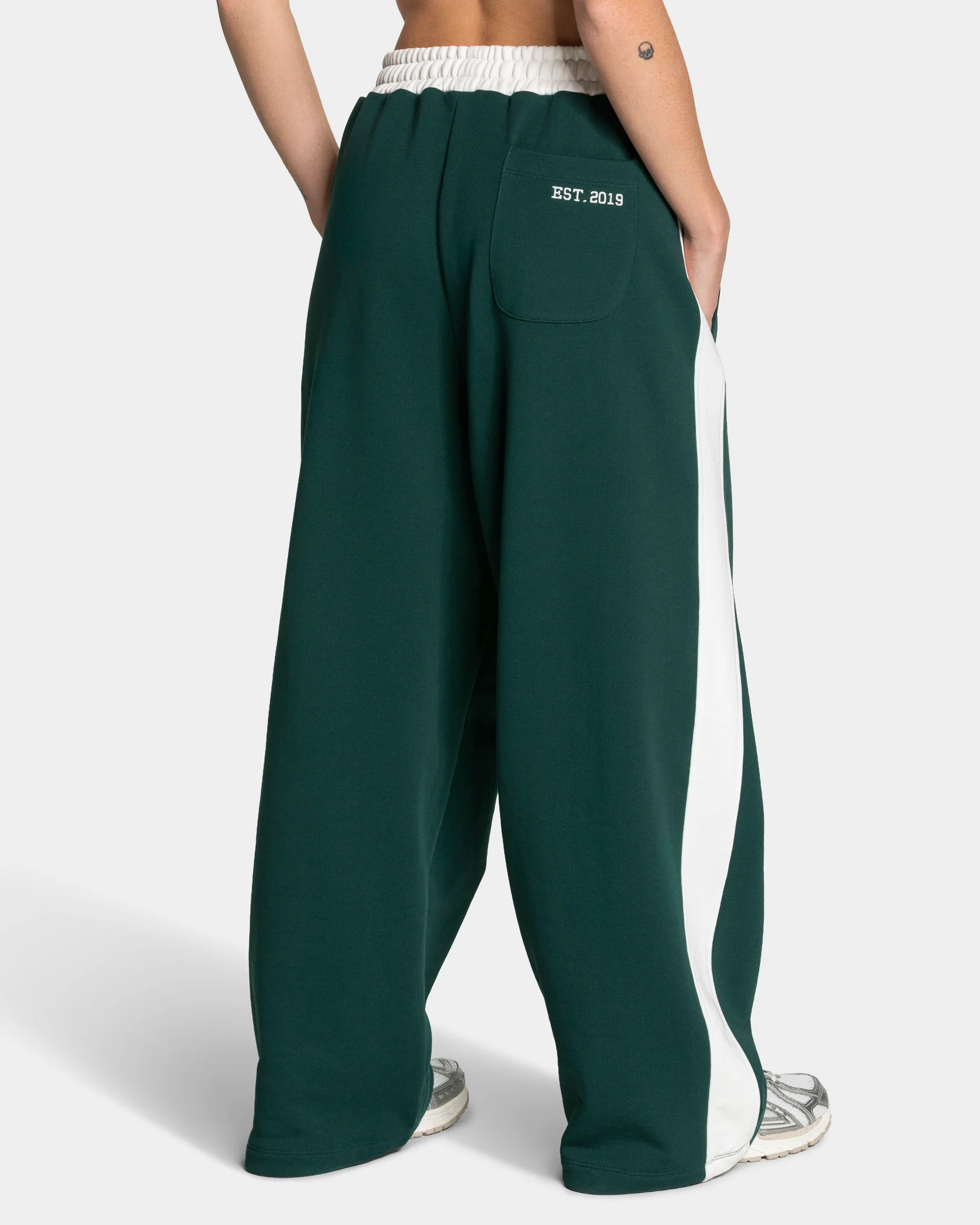 Football Wide Leg Jogger "Dunkelgrün" - Image 2