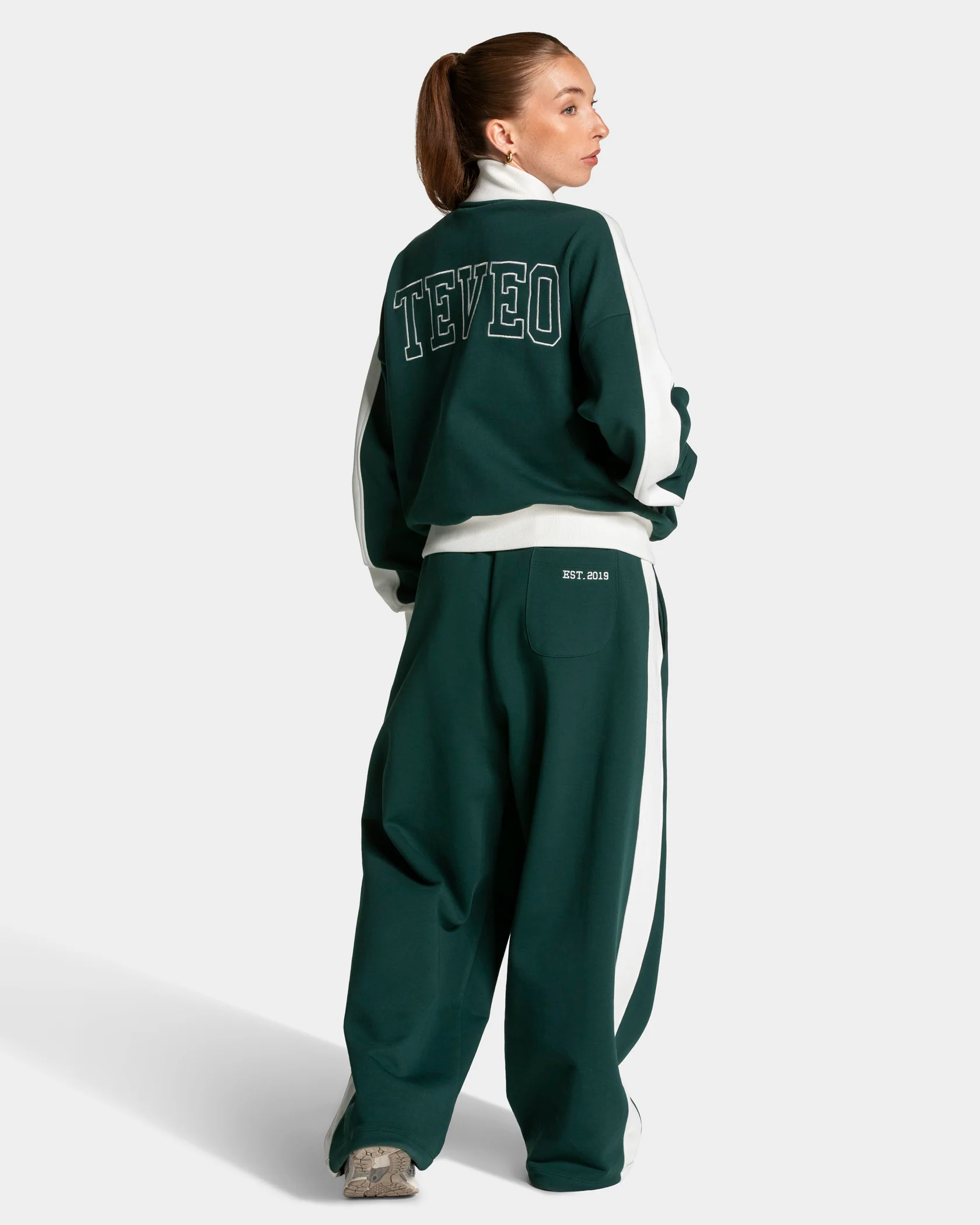 Football Wide Leg Jogger "Dunkelgrün" - Image 5
